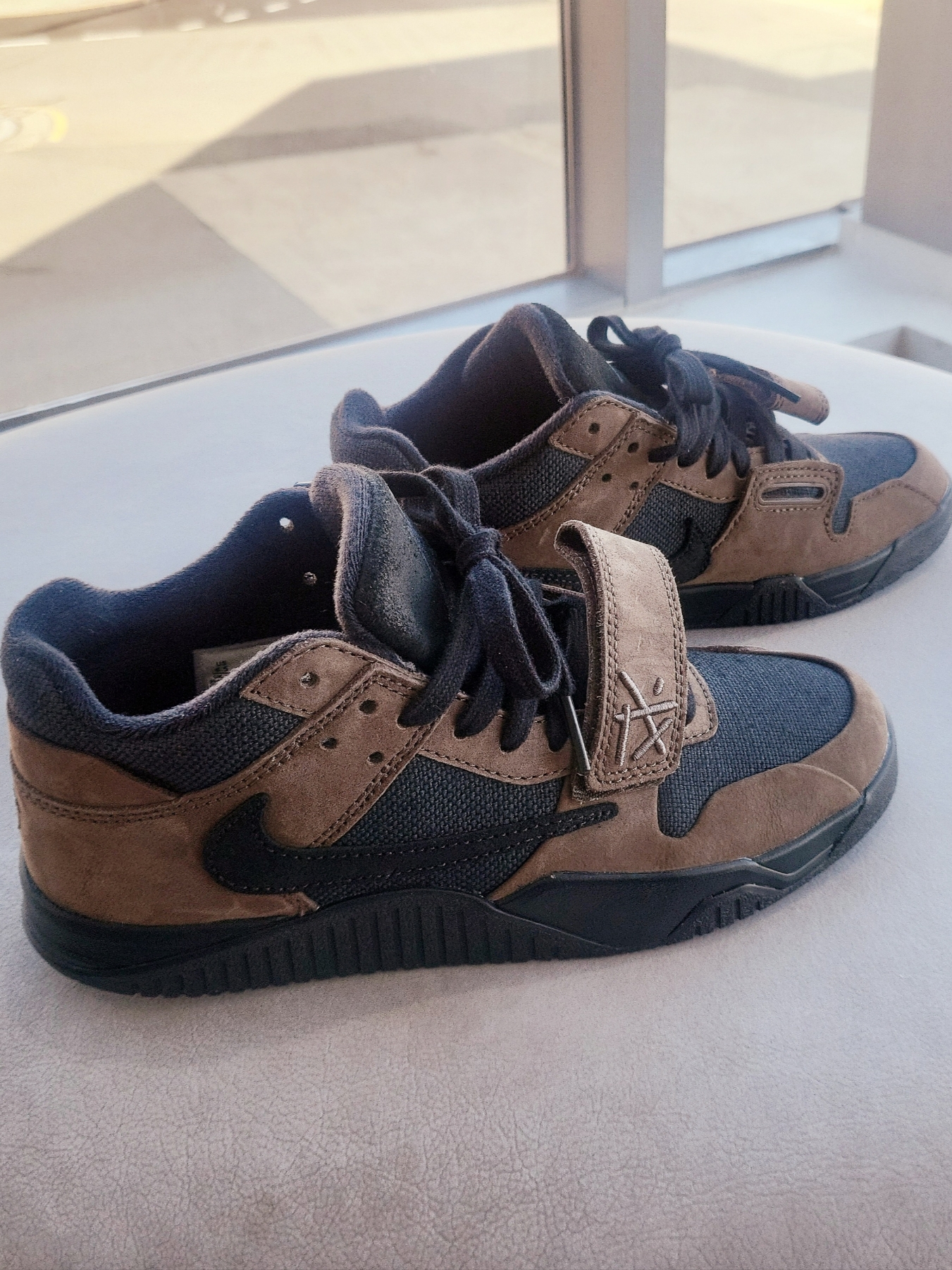 Jordan x Travis Scott Jumpman Jack TR Black and Dark Mocha 착용 스타일 - 4