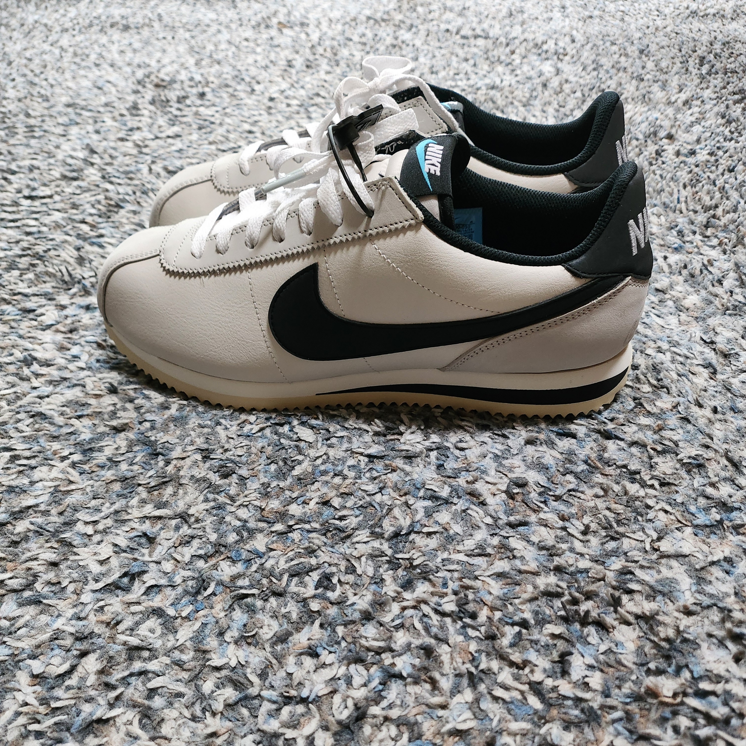 (W) Nike Cortez SE Supersonic Phantom Light Bone 착용 스타일 - 1