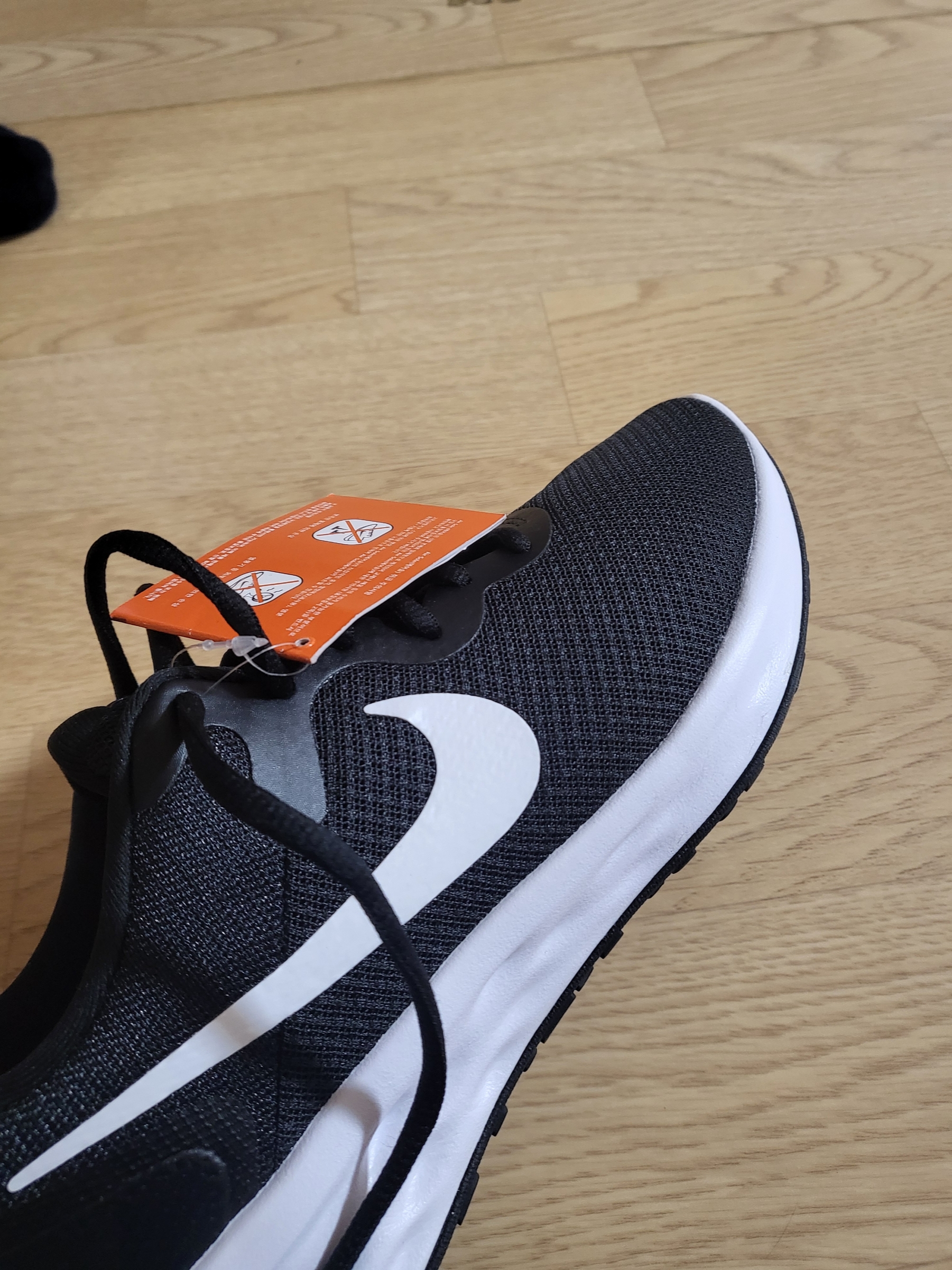 Nike Revolution 6 Next Nature Black Iron Grey White 착용 스타일 - 2