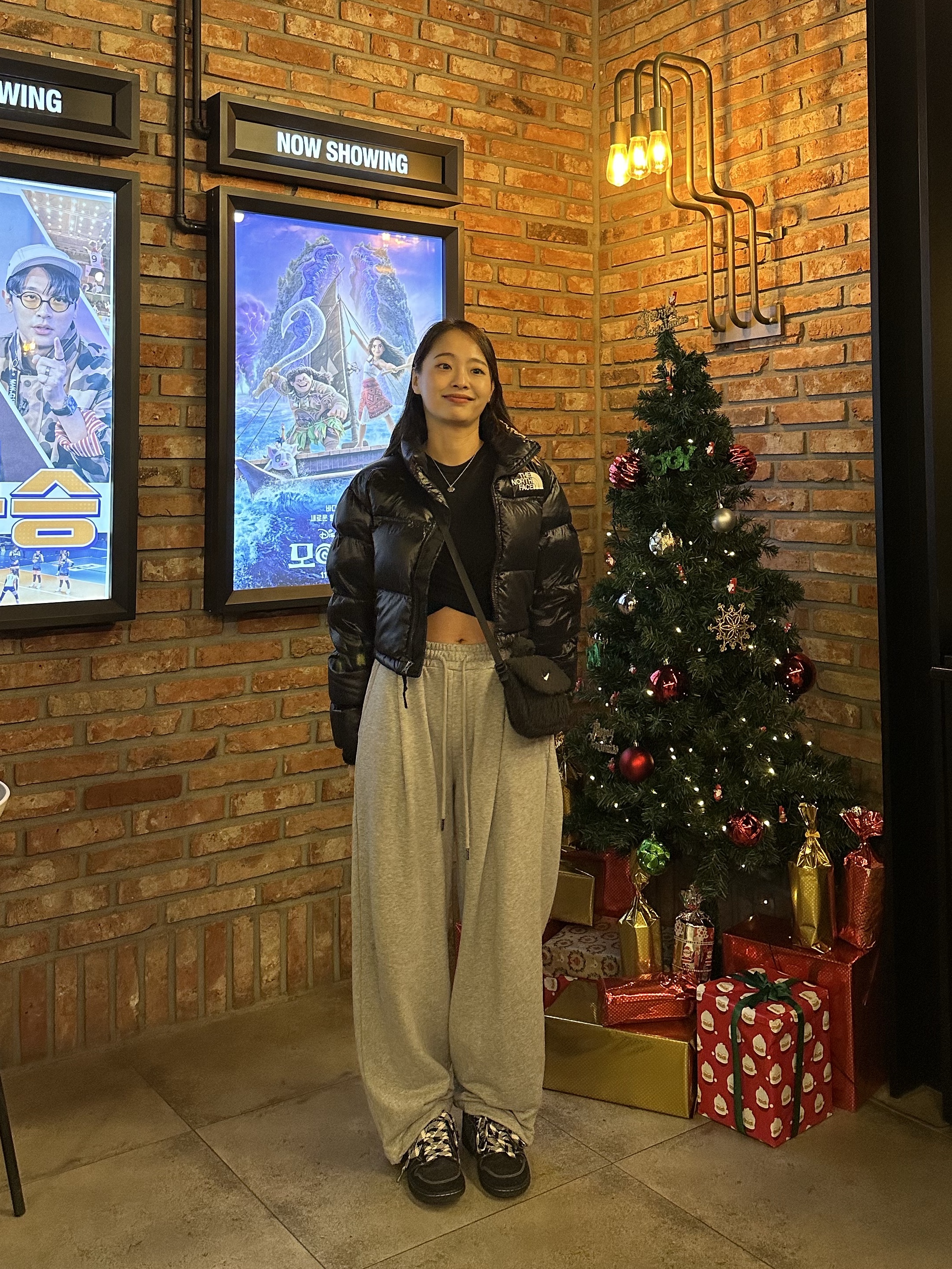 (W) The North Face Nuptse Short Jacket TNF Black, Jordan 1 x Travis Scott Retro Low OG SP Black Phantom 착용 스타일 - 3