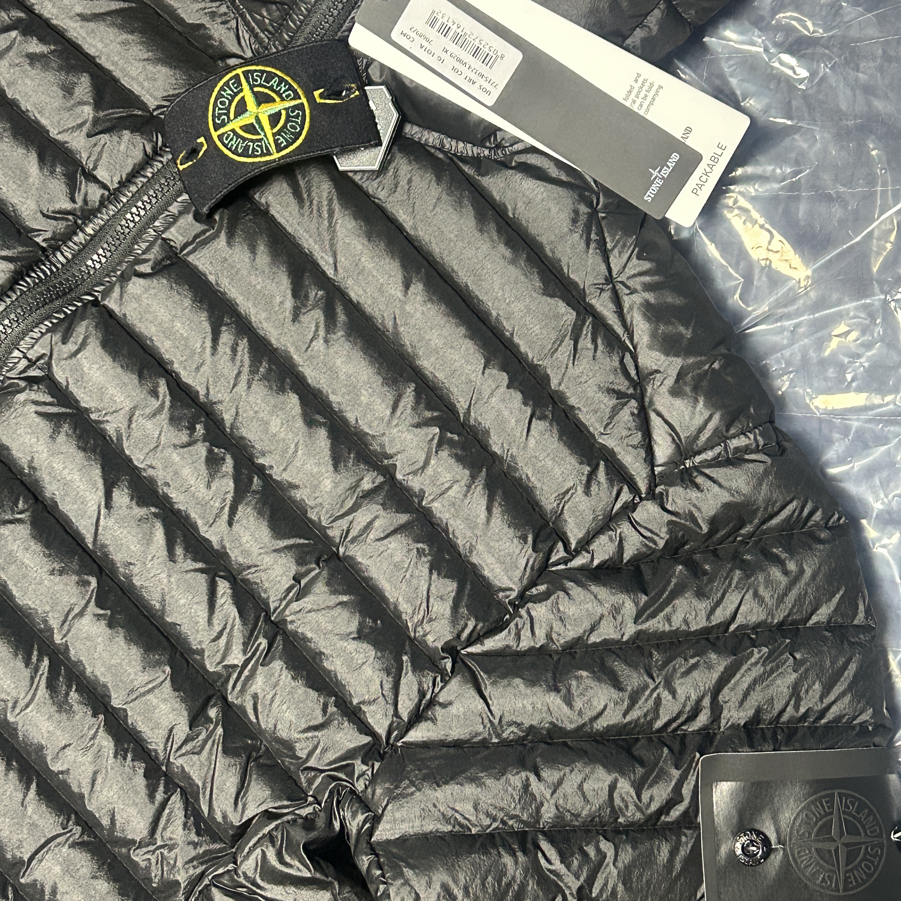 Stone Island 40324 Loom Woven Chambers R-Nylon Down-TC Packable Jacket Black - 22FW 착용 스타일