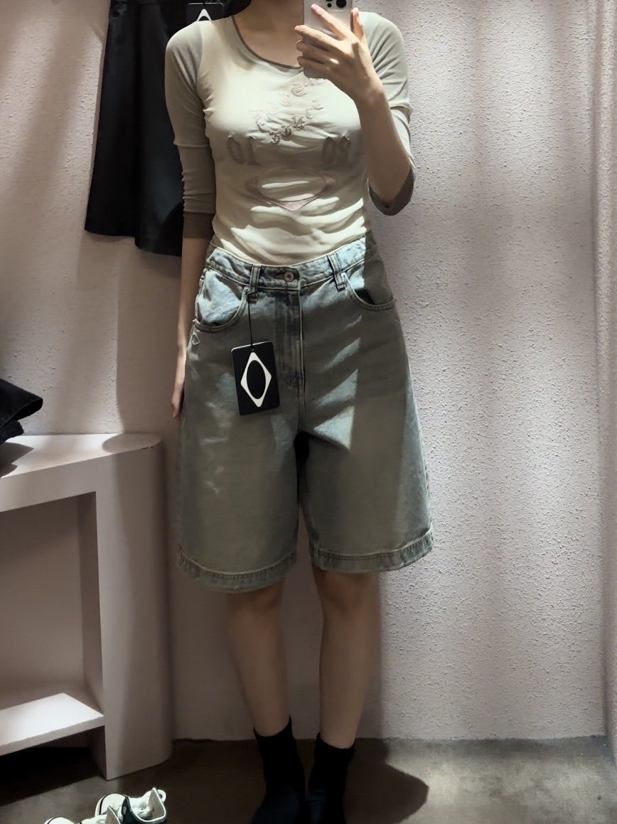 (W) Mischief Denim Bermuda Pants Light Blue, (W) Mischief Boat Neck Mesh Top Beige 착용 스타일 - 1