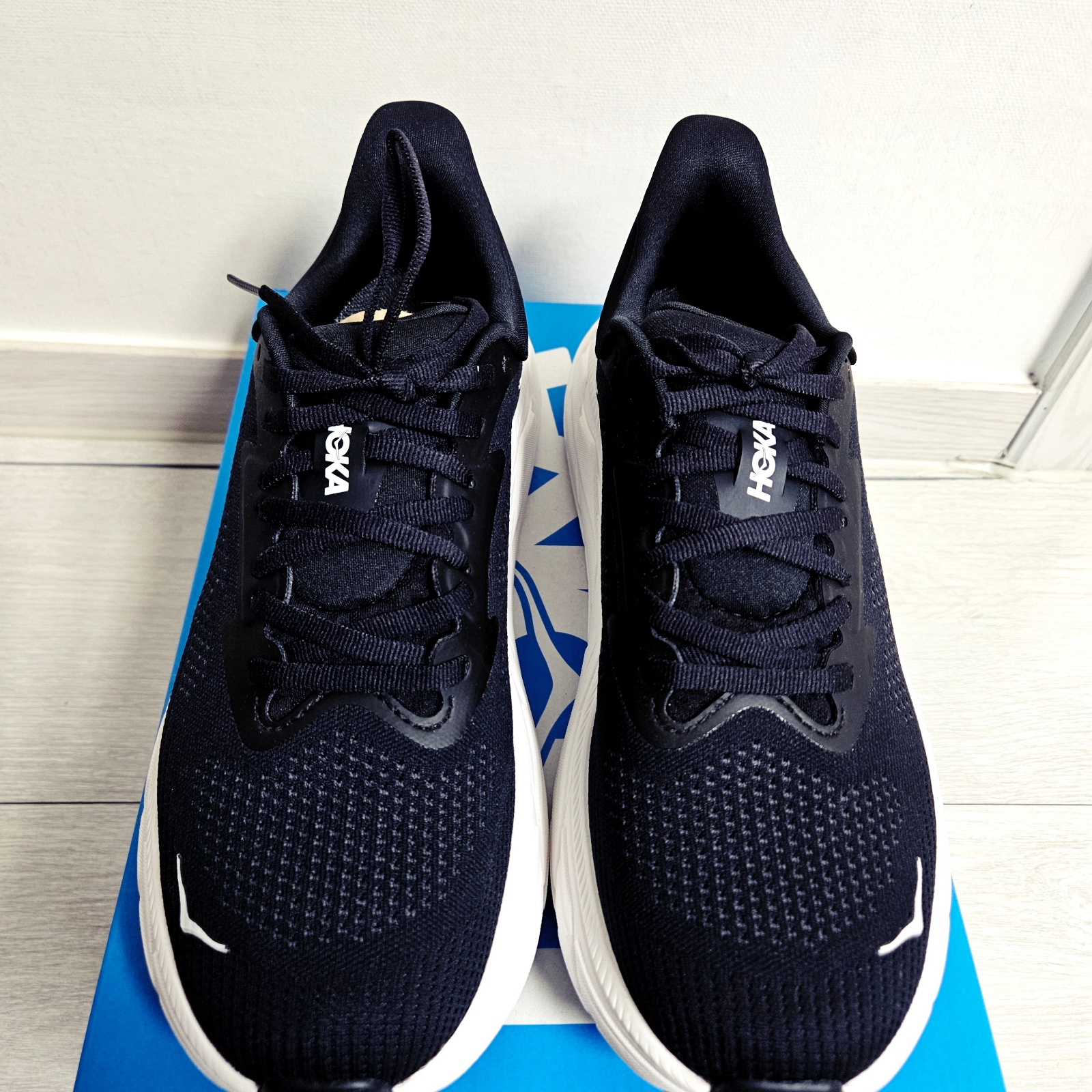 Hoka Arahi 7 Black White 착용 스타일 - 2