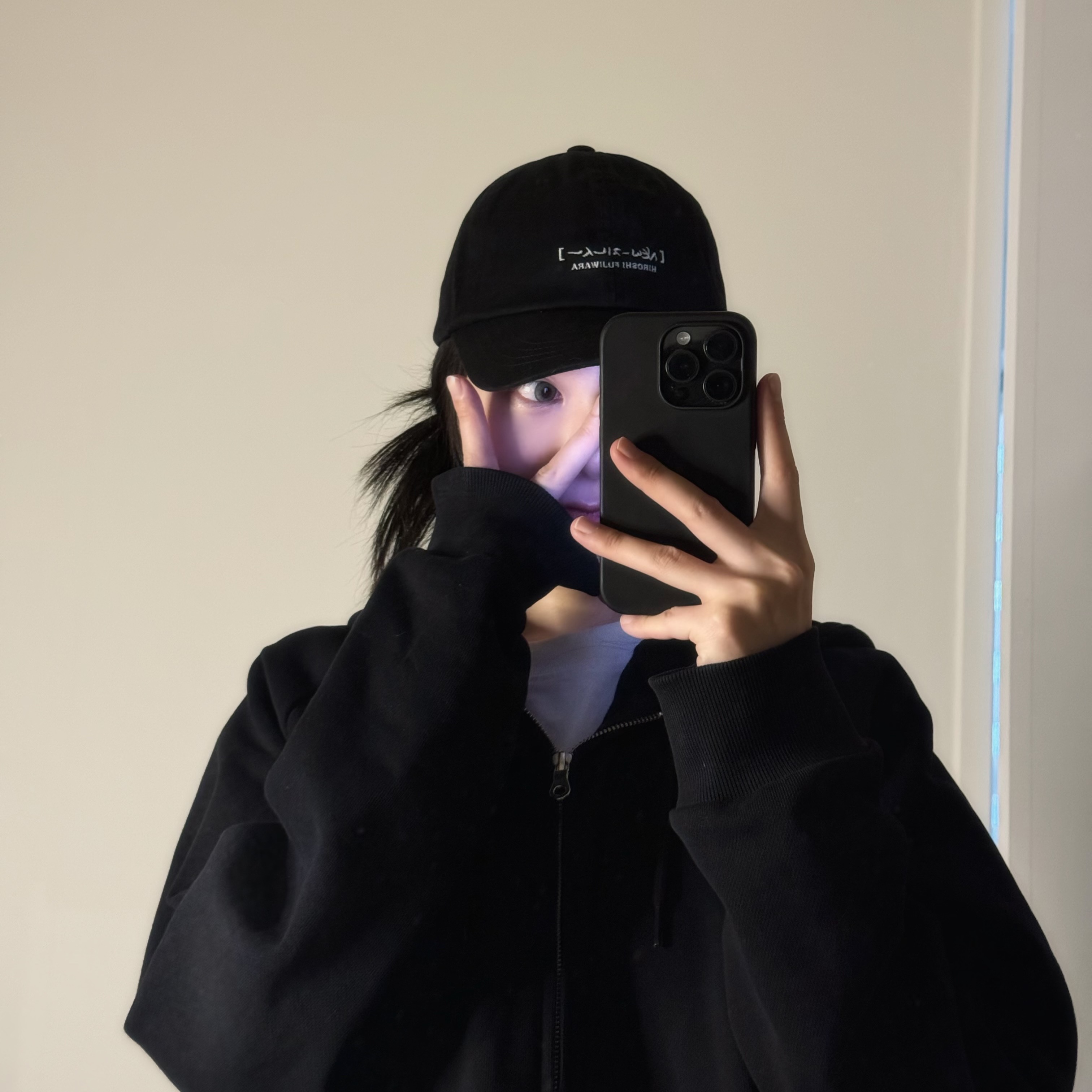 NewJeans x Hiroshi Fujiwara Coller Baseball Cap Black Ver. 1 착용 스타일 - 2
