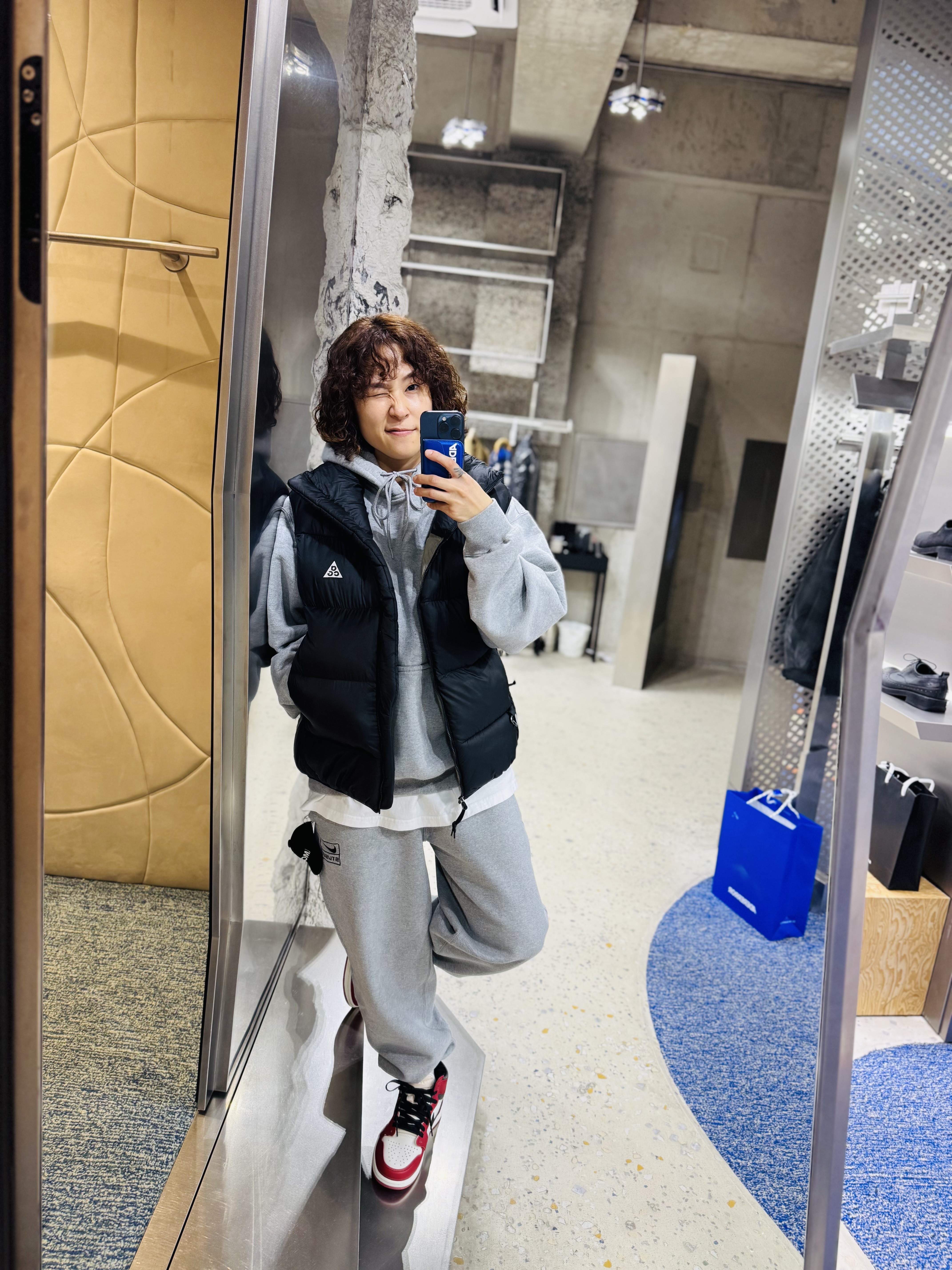 Stussy Wave Dye Beach Shell Jacket Black, Zara x Ader Error Jogger Pants Grey 착용 스타일 - 7