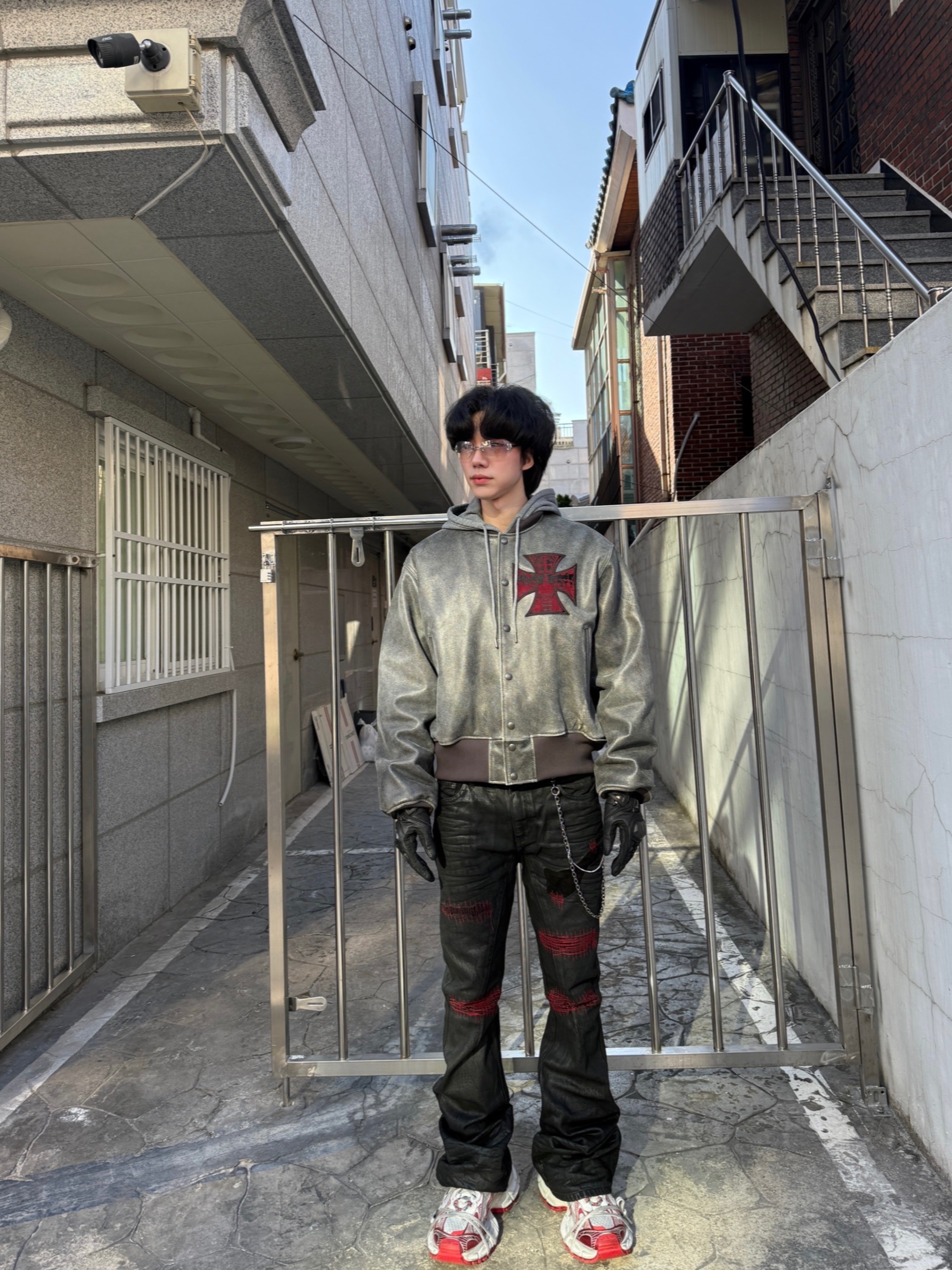 Undermycar x Emostanceclub Emoun Destroyed Cowhide Suede Red Stitch Denim Toreador - 23FW, Balenciaga 3XL Sneakers White Red 착용 스타일 - 5