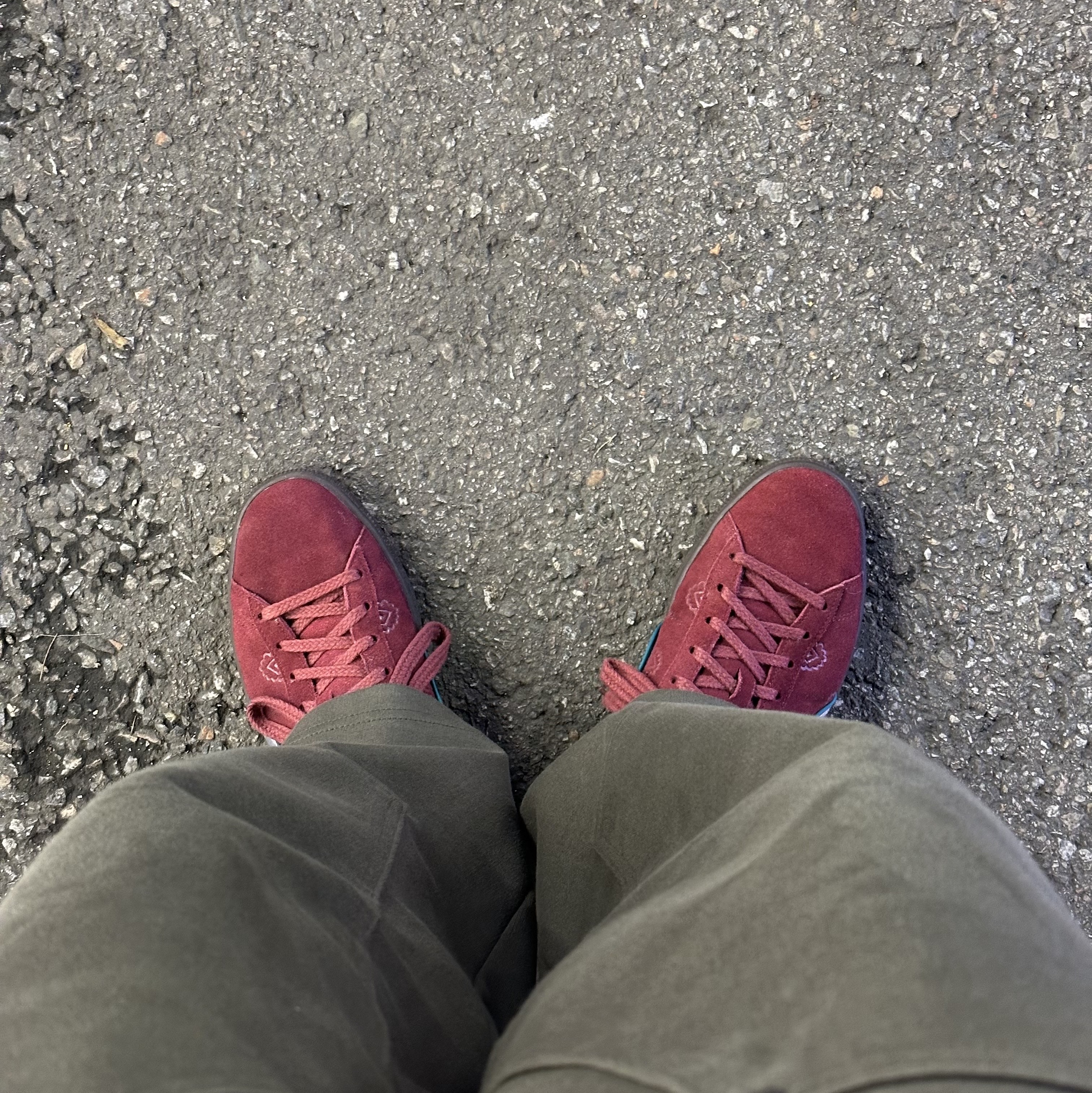 Puma x One Piece Suede Sneakers II Team Regal Red Puma Silver 착용 스타일 - 2