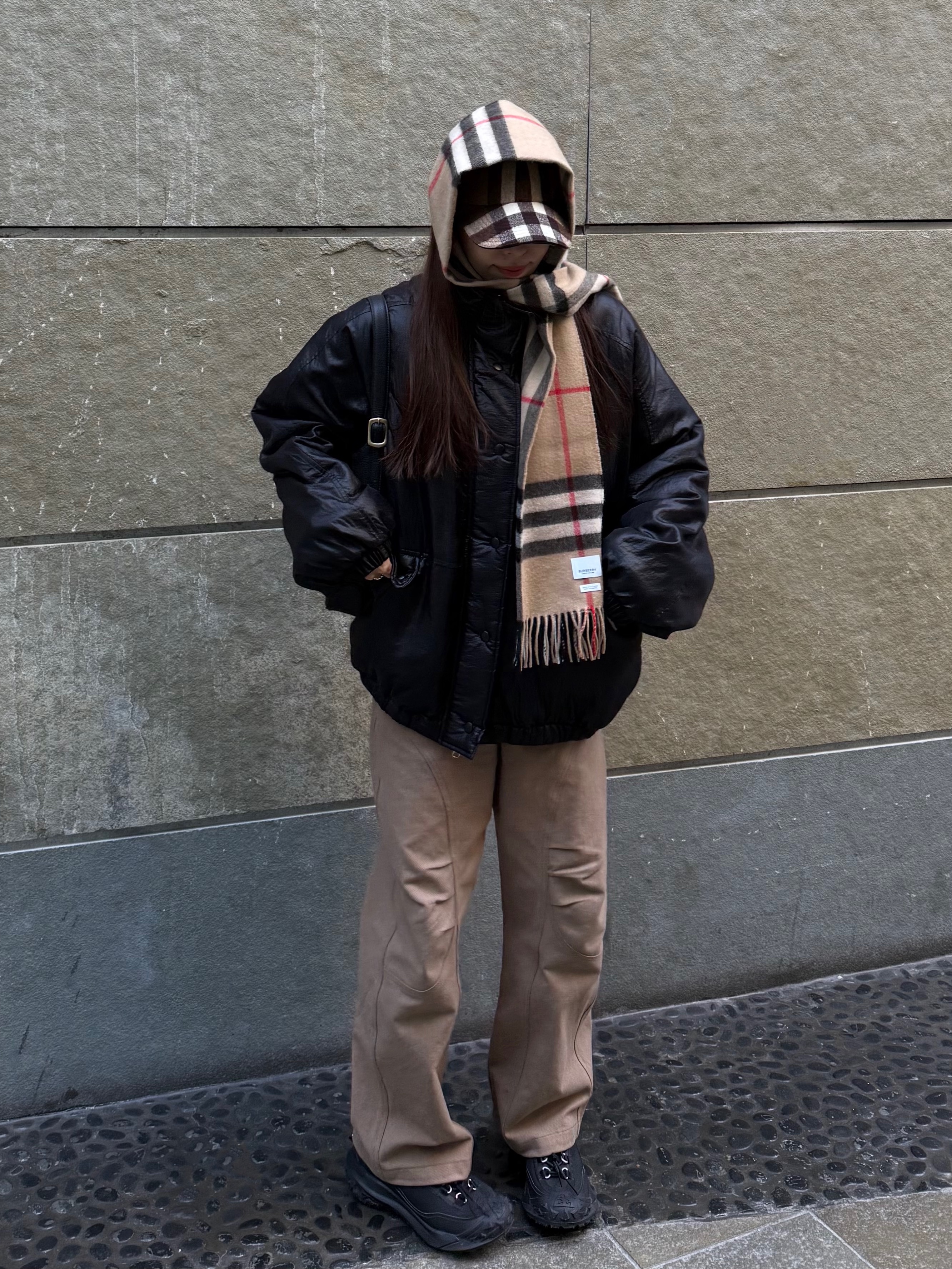(W) Burberry Exaggerated Check Wool Baseball Cap Birch Brown, (W) Burberry Check Cashmere Muffler Archive Beige 착용 스타일 - 1