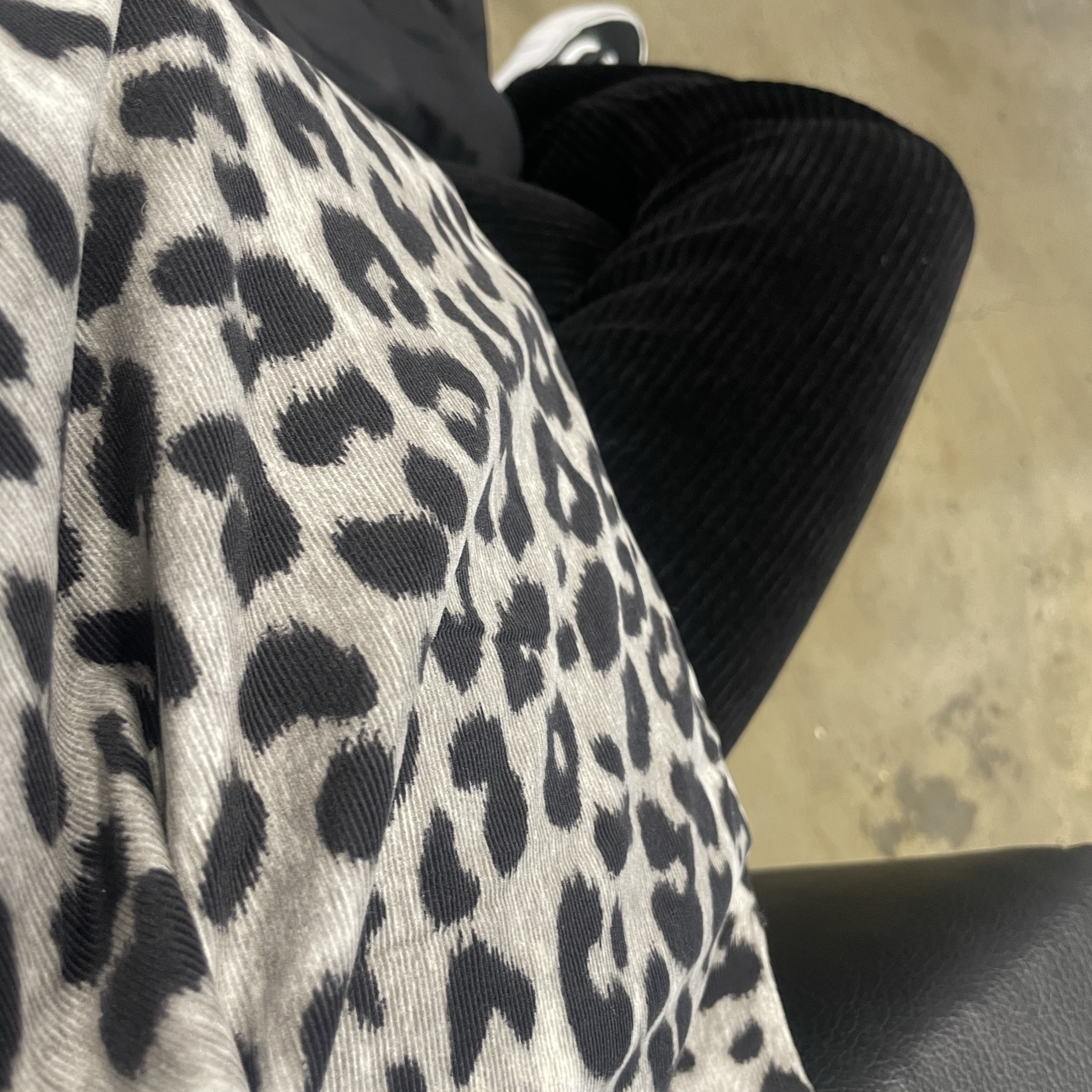 Emis New Leopard Corduroy Eco Bag Gray 착용 스타일