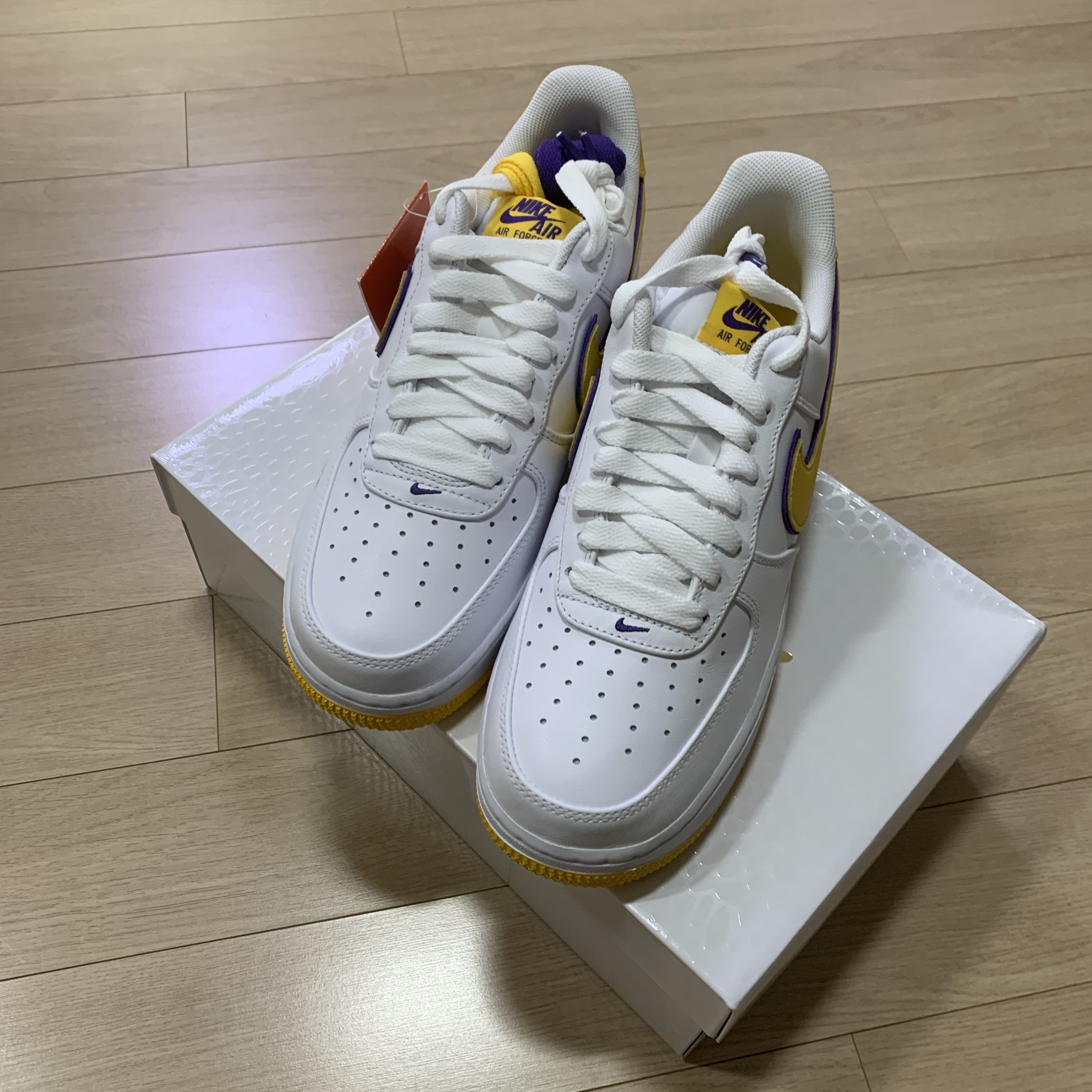 Nike x Kobe Bryant Air Force 1 Low Retro QS Varsity Maize and Varsity Purple 착용 스타일 - 1