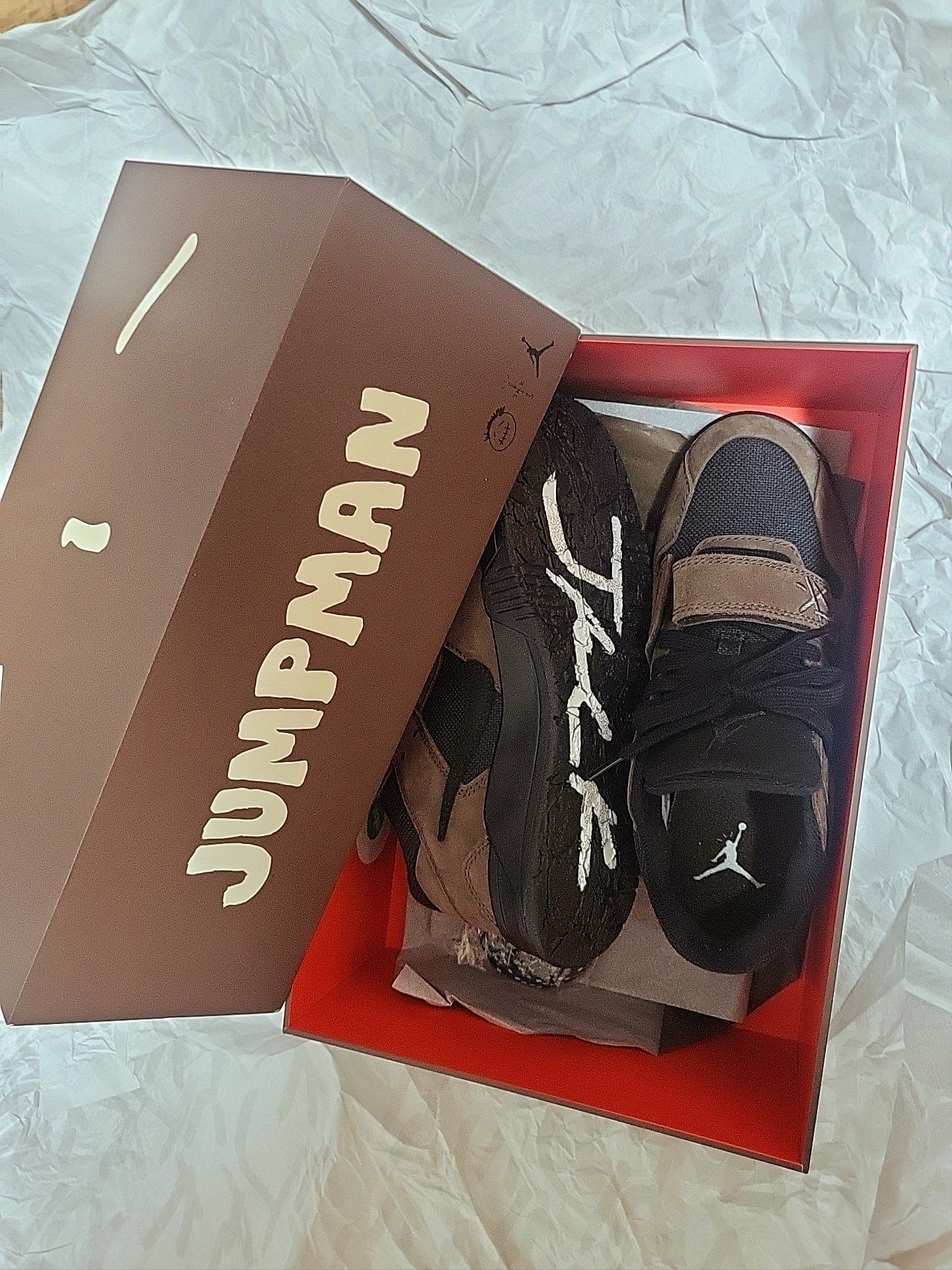 Jordan x Travis Scott Jumpman Jack TR Black and Dark Mocha 착용 스타일 - 5