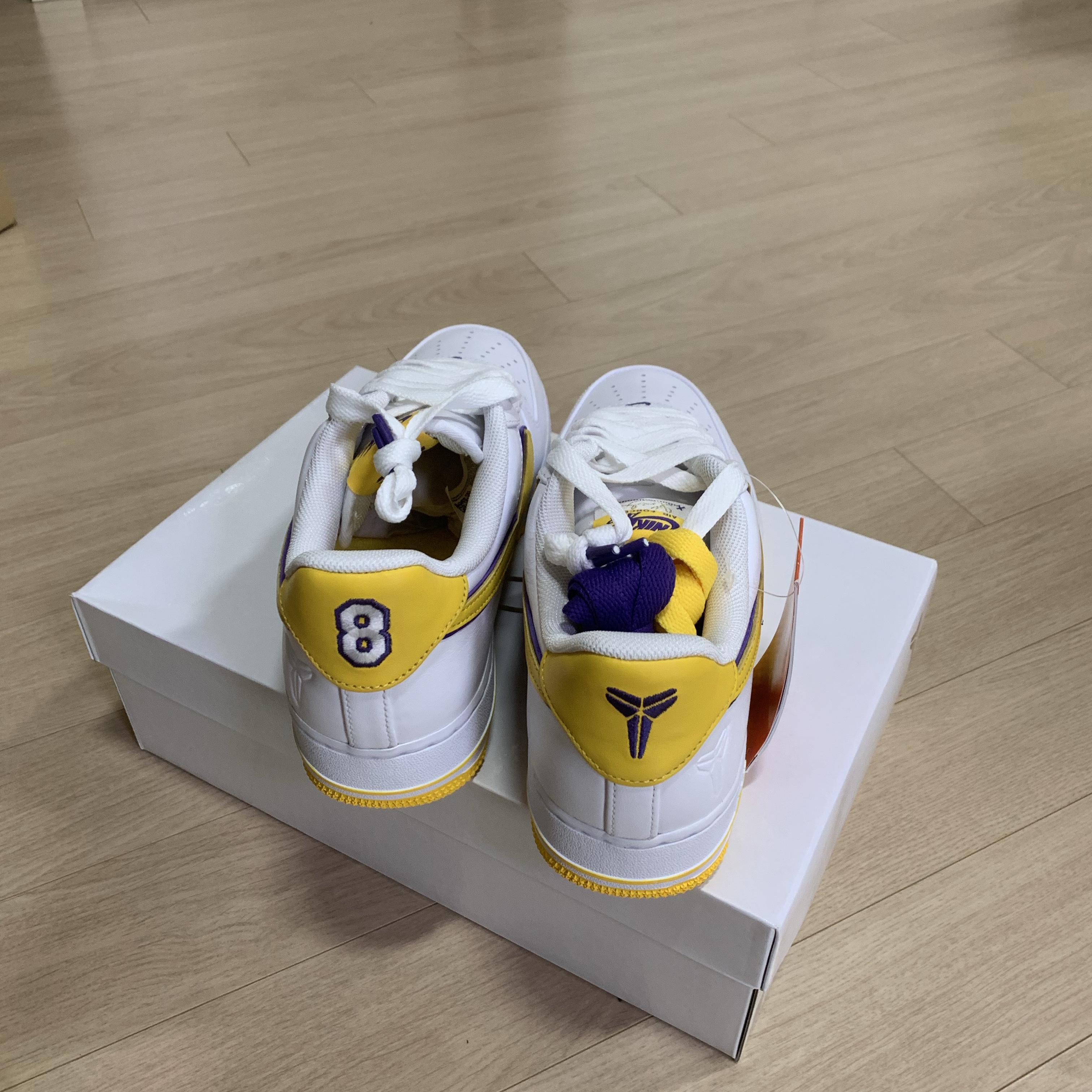 Nike x Kobe Bryant Air Force 1 Low Retro QS Varsity Maize and Varsity Purple 착용 스타일 - 4