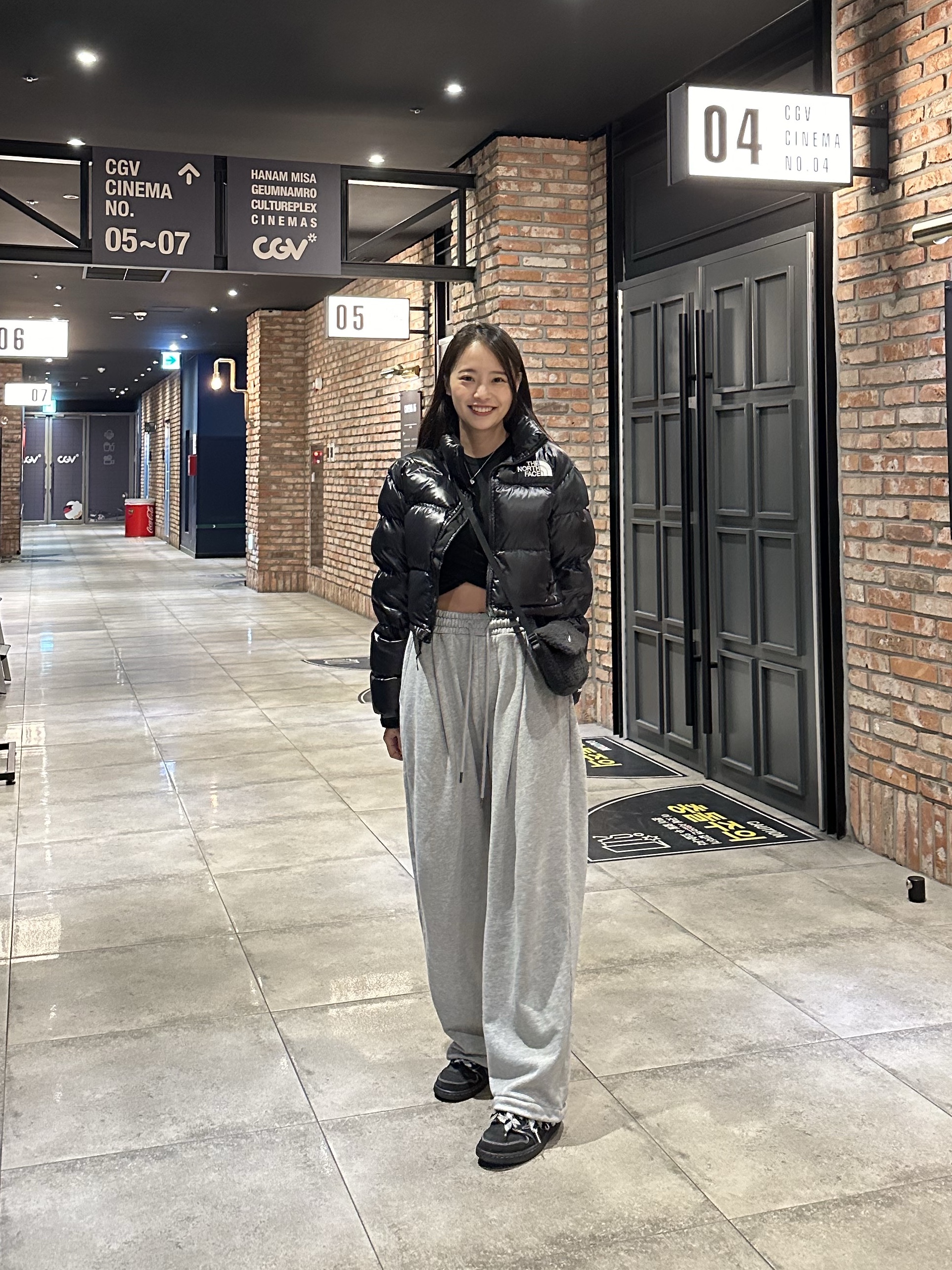(W) The North Face Nuptse Short Jacket TNF Black, Jordan 1 x Travis Scott Retro Low OG SP Black Phantom 착용 스타일 - 4