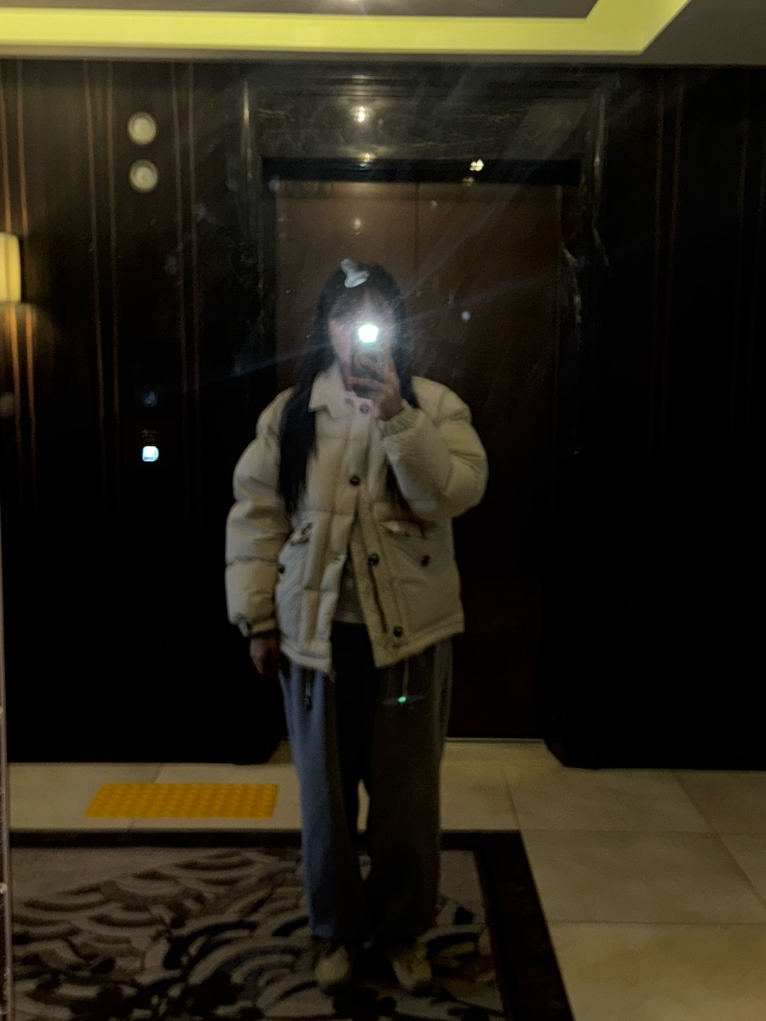 (W) Eastlogue Mk3 Down Jumper Cream, (W) UGG Embroidered Logo Earmuff Chestnut 착용 스타일 - 2