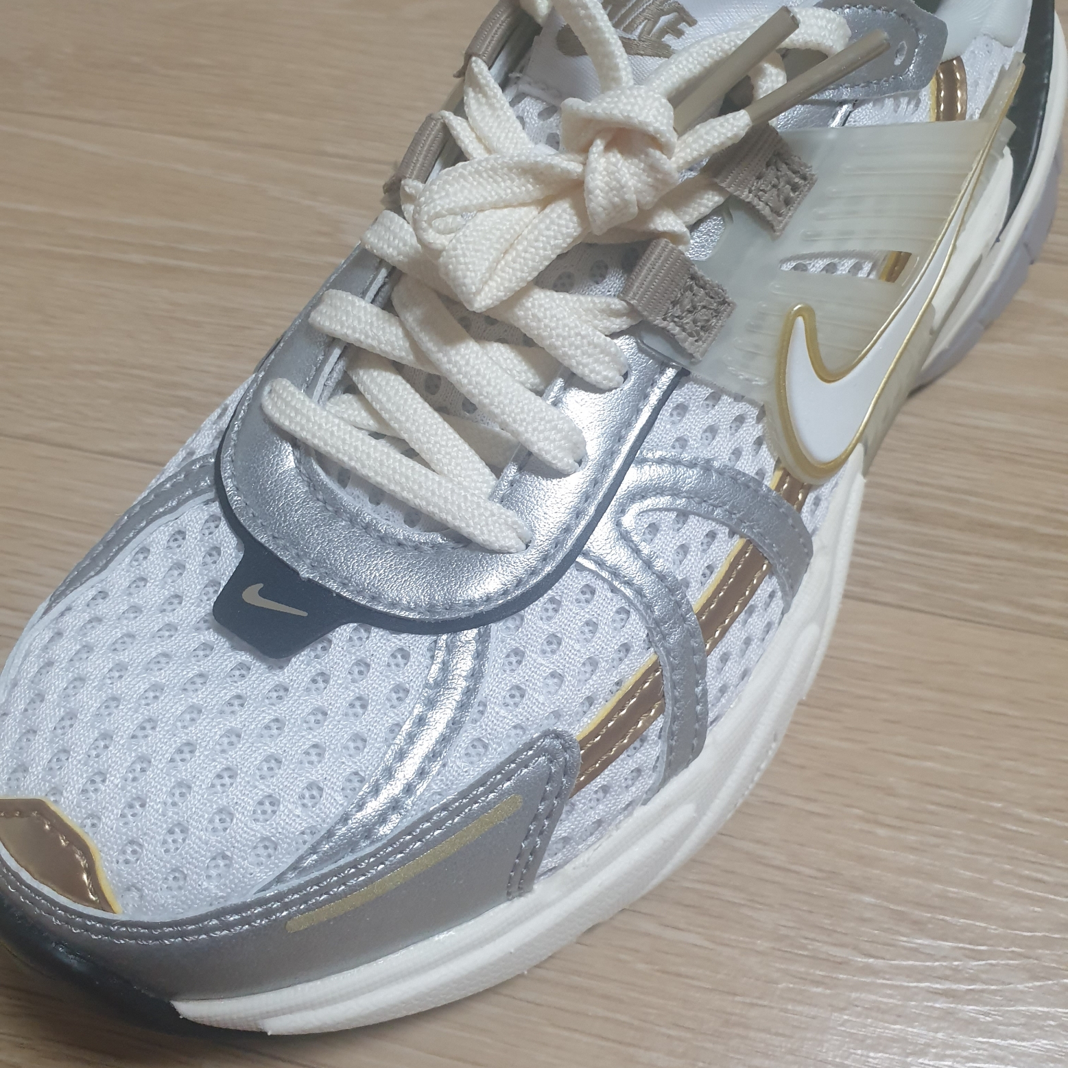 (W) Nike V2K Run White Khaki 착용 스타일