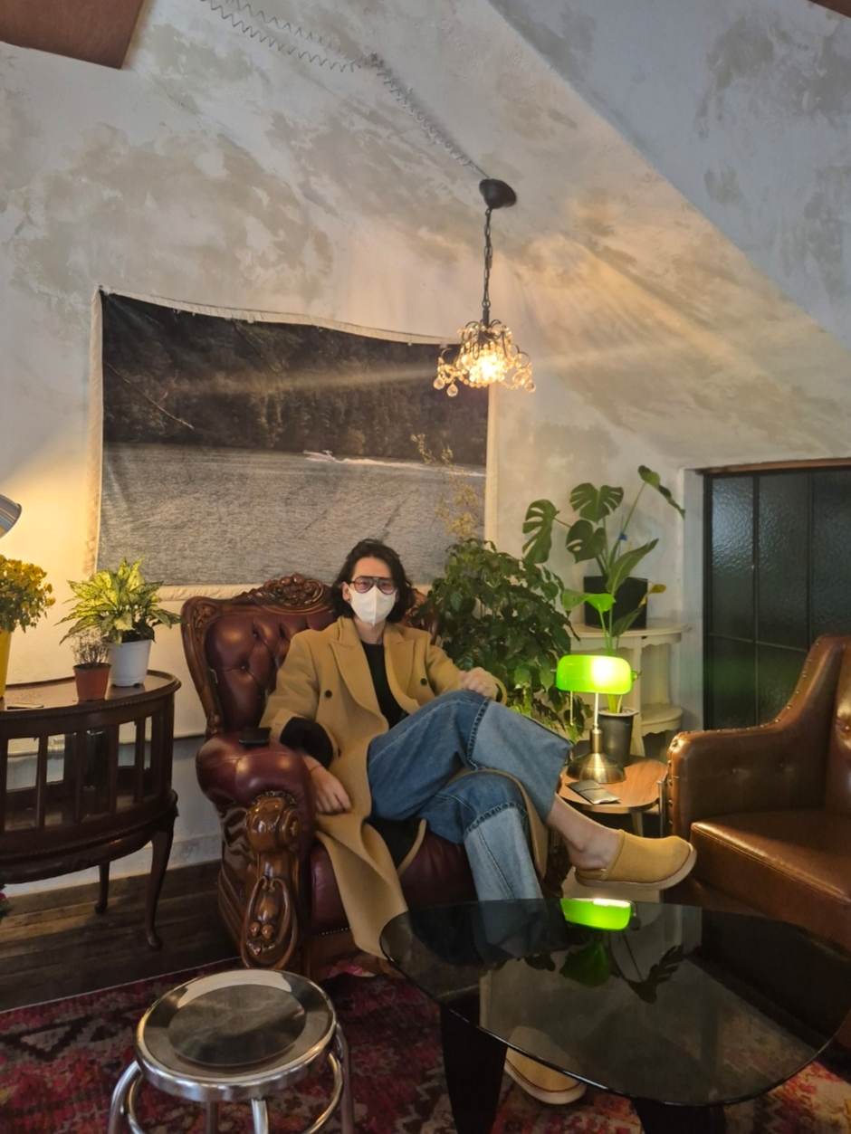 Ader Error Curve; Sabot 02 Yellow, Ray-Ban Vagabond Polished Black Frame Green Classic G-15 Lenses High Bridge Fit 착용 스타일