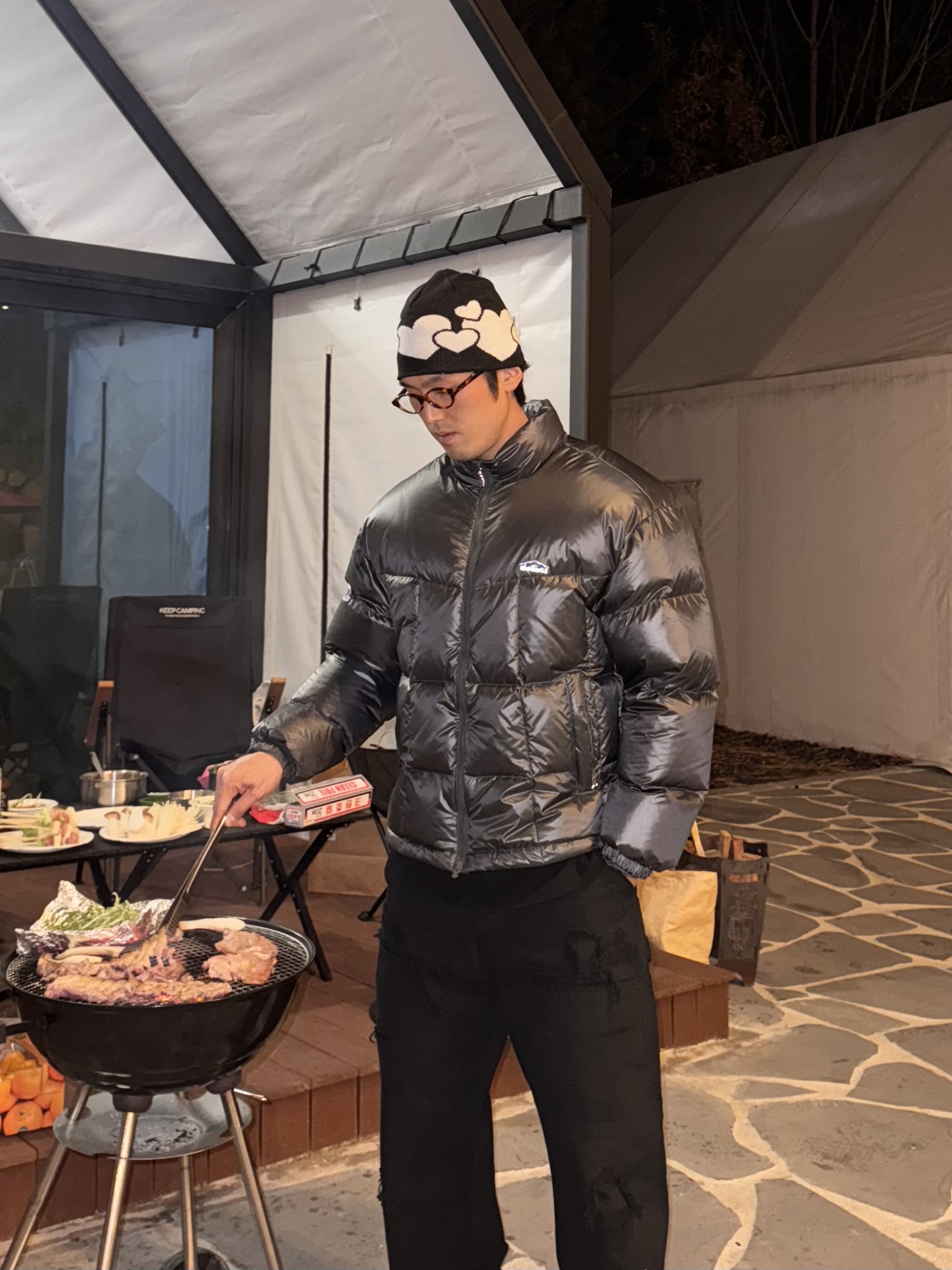 Wildthings Mountain Field Down Puffer Graphite 착용 스타일 - 2