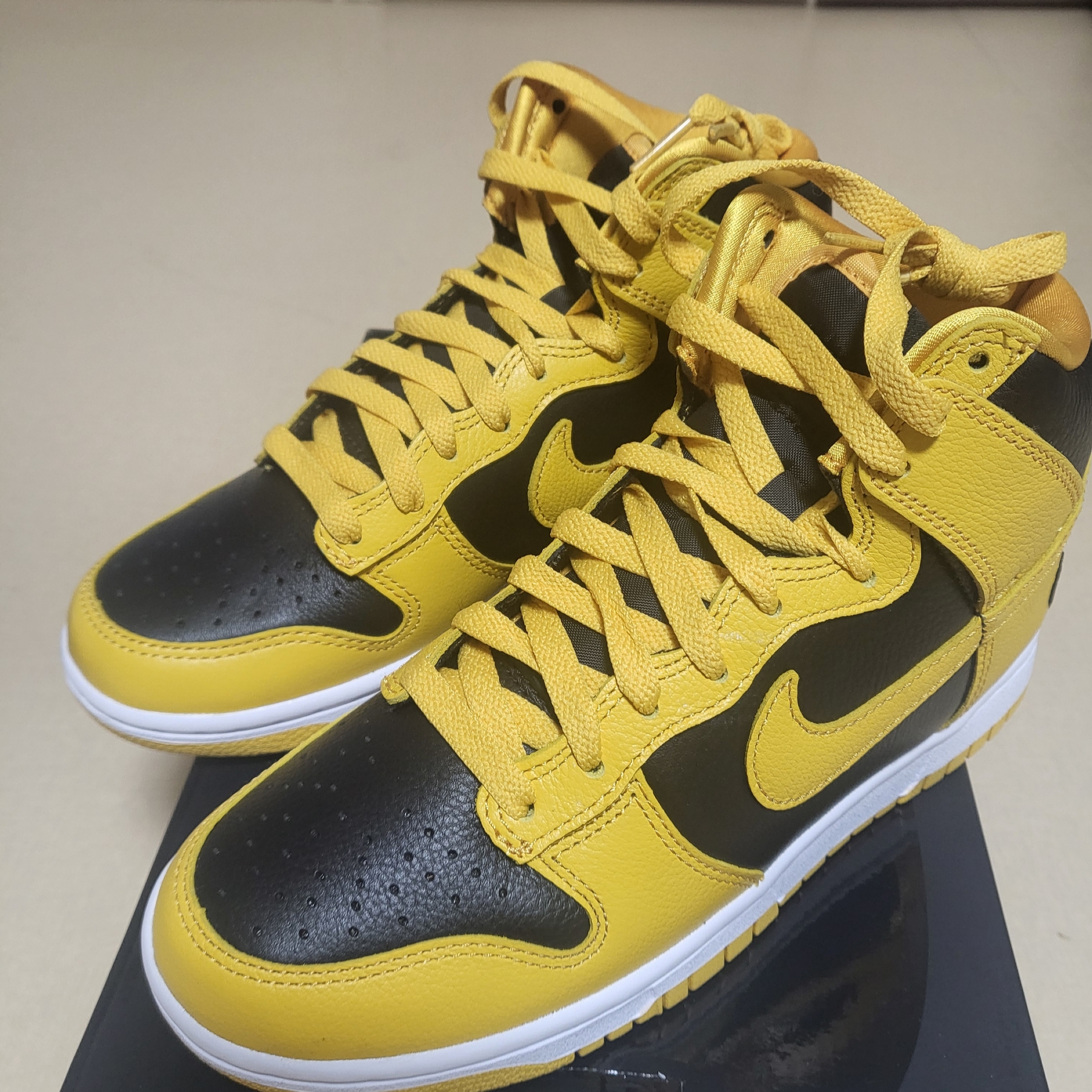 Nike Wu-Tang Clan Dunk High Black and Pollen 착용 스타일 - 3