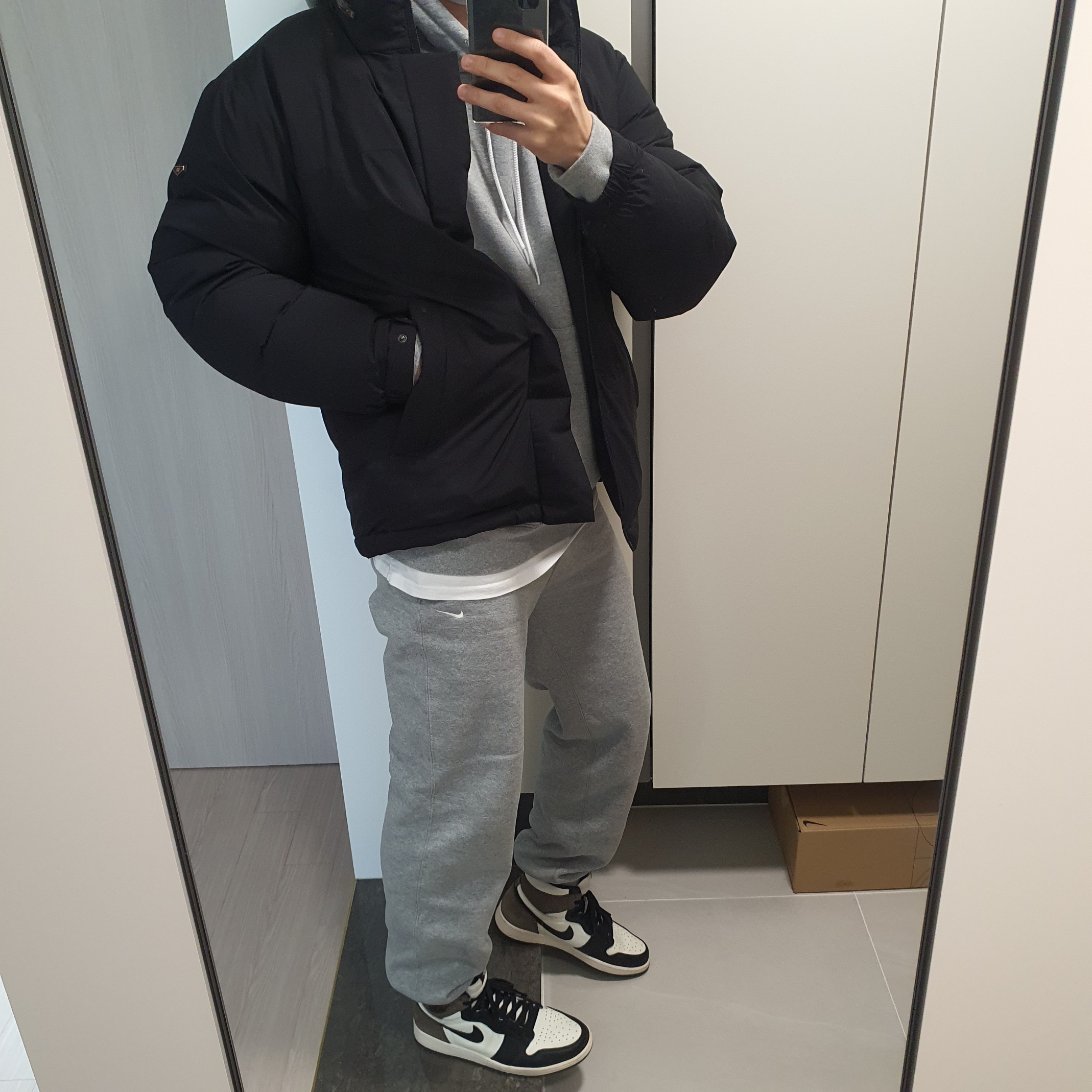 Jordan 1 Retro High OG Black Mocha, Nike NRG Solo Swoosh Fleece Hoodie Dark Grey Heather - US/EU 착용 스타일