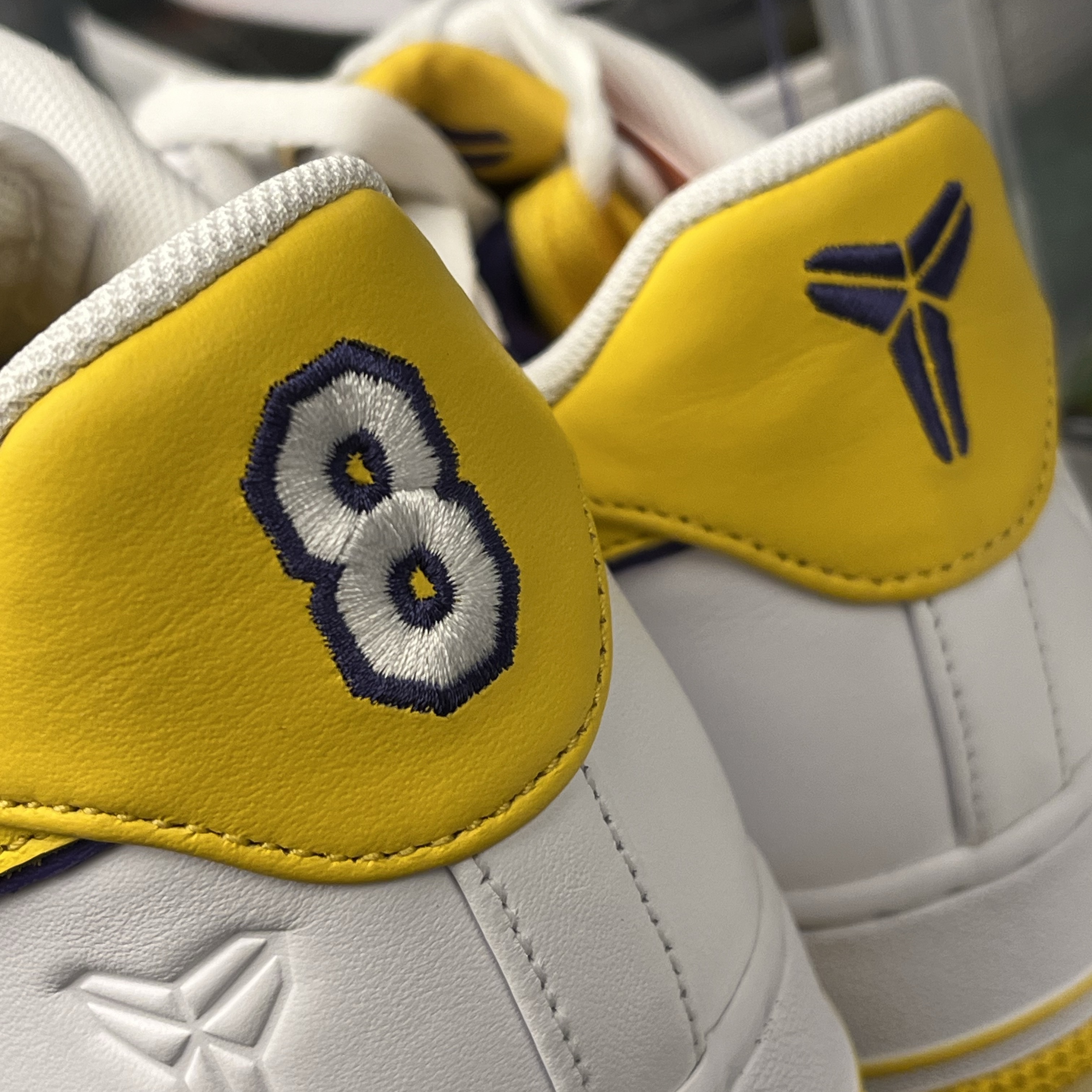 Nike x Kobe Bryant Air Force 1 Low Retro QS Varsity Maize and Varsity Purple 착용 스타일