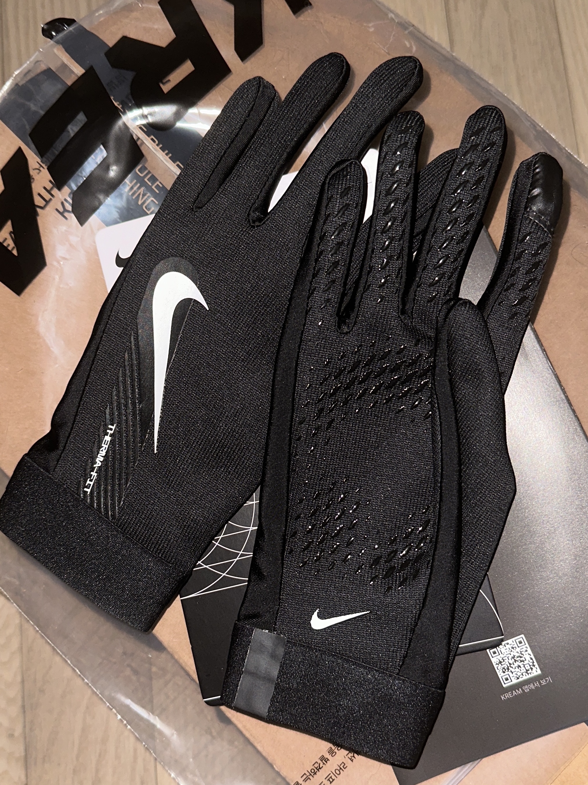Nike Therma-Fit Academy Football Gloves Black 착용 스타일