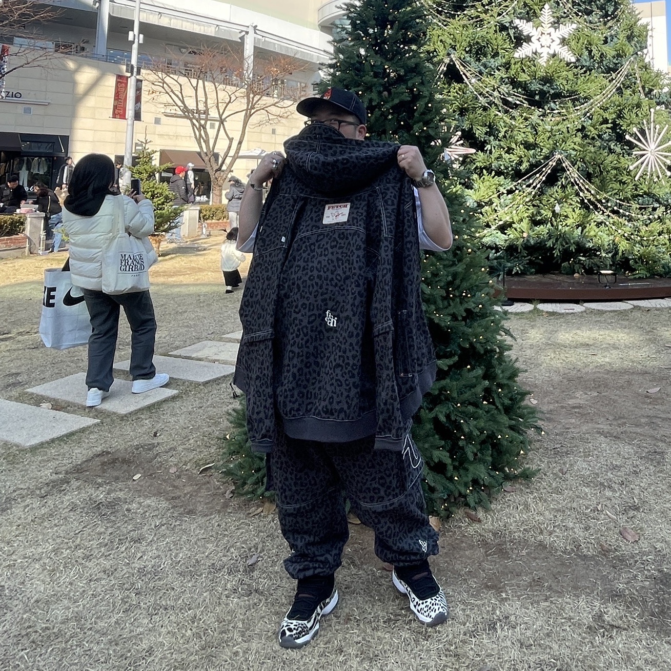 (W) Jordan 11 Retro Animal Instinct Black White, True Religion x Fetch Sweat Separate Hoodie Leopard Charcoal 착용 스타일 - 1