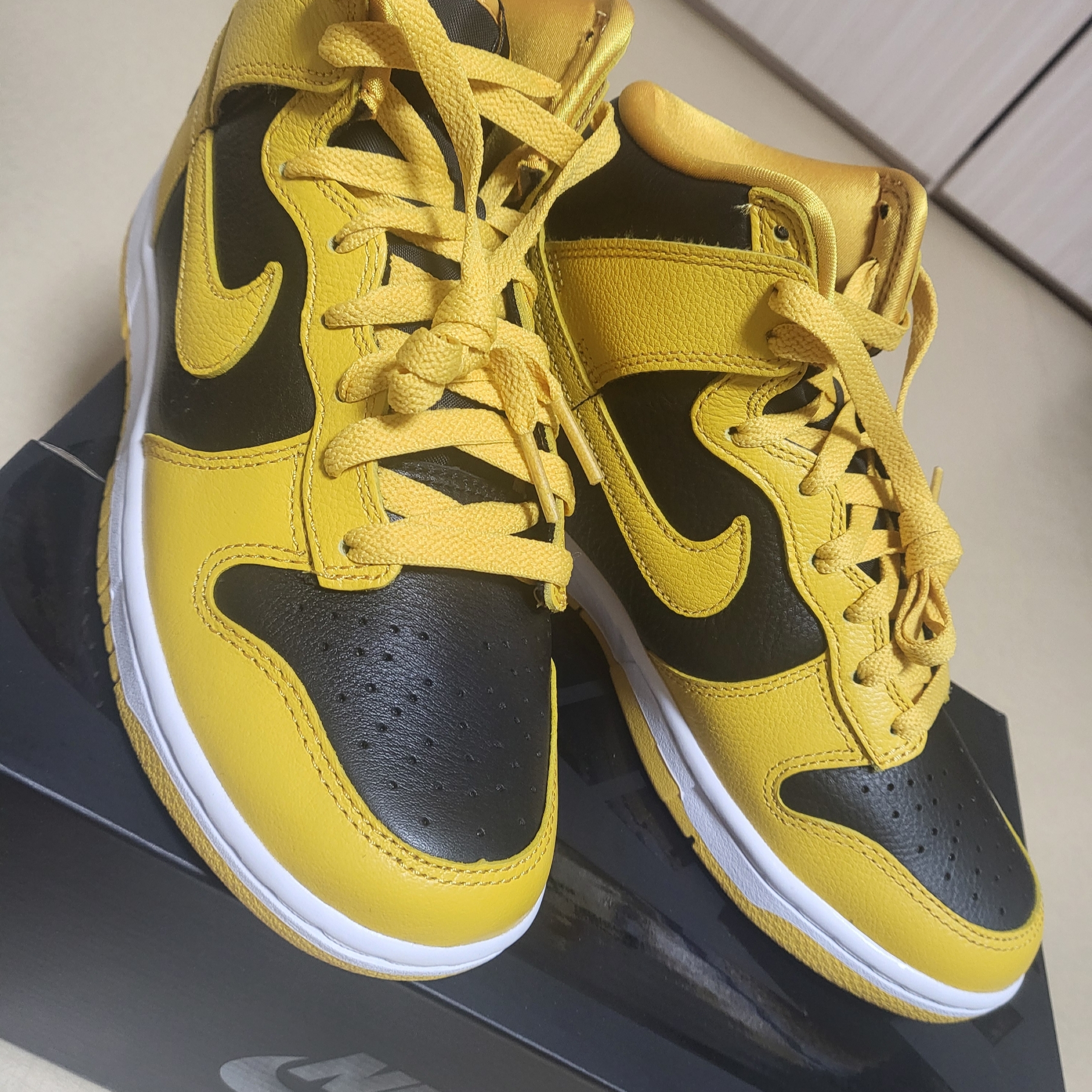 Nike Wu-Tang Clan Dunk High Black and Pollen 착용 스타일 - 1