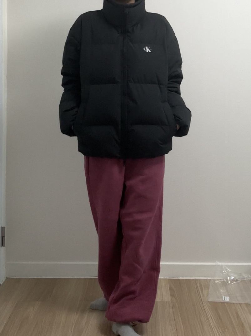 Calvin Klein Relaxed Fit Short Puffer White 착용 스타일 - 2