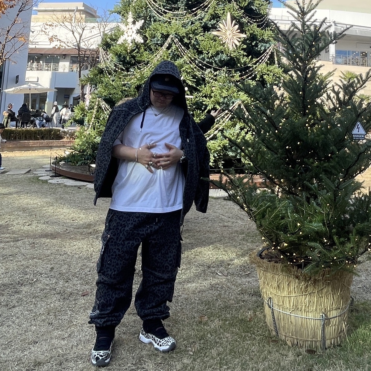 (W) Jordan 11 Retro Animal Instinct Black White, True Religion x Fetch Sweat Separate Hoodie Leopard Charcoal 착용 스타일 - 2