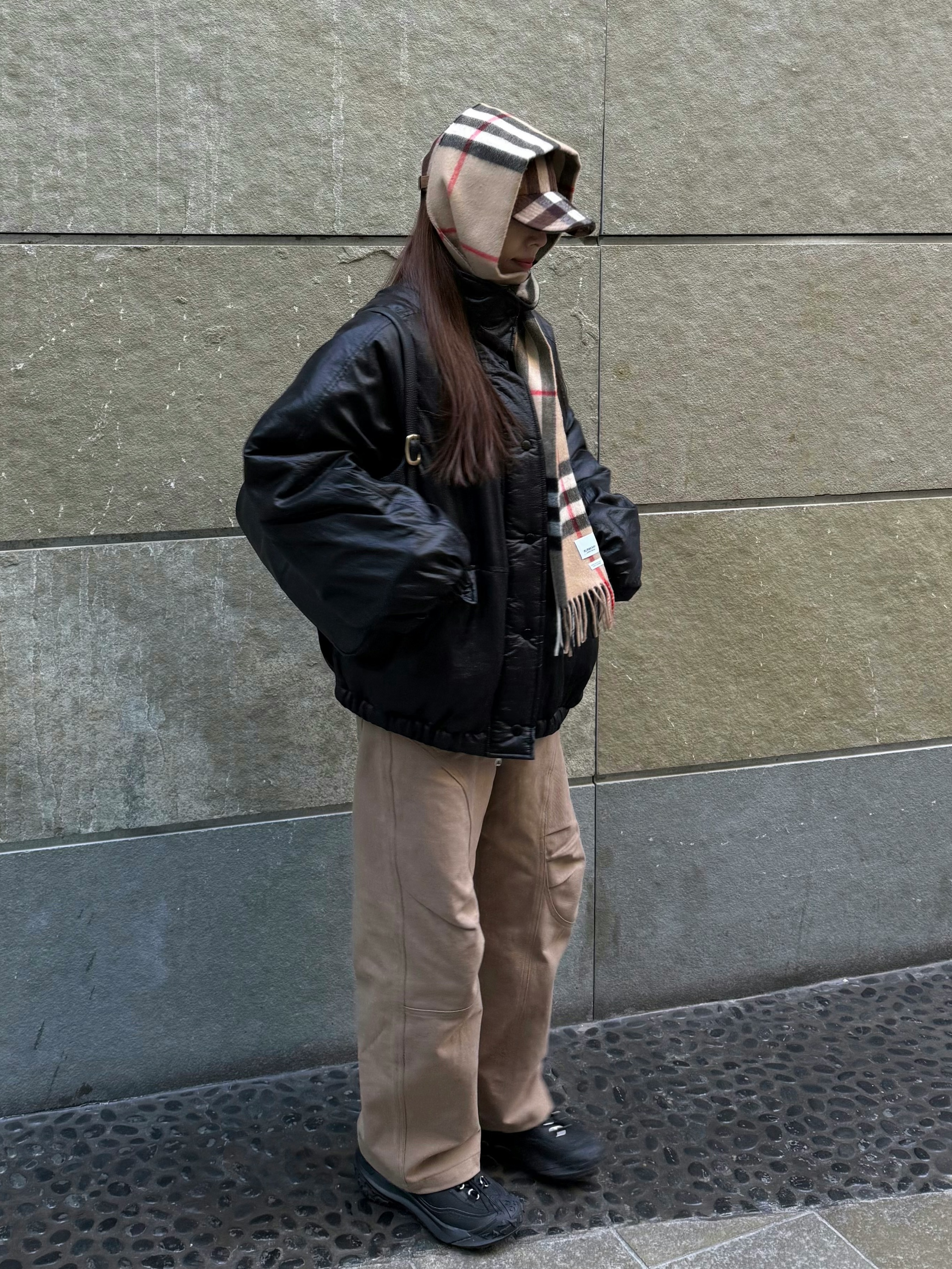 (W) Burberry Exaggerated Check Wool Baseball Cap Birch Brown, (W) Burberry Check Cashmere Muffler Archive Beige 착용 스타일 - 2