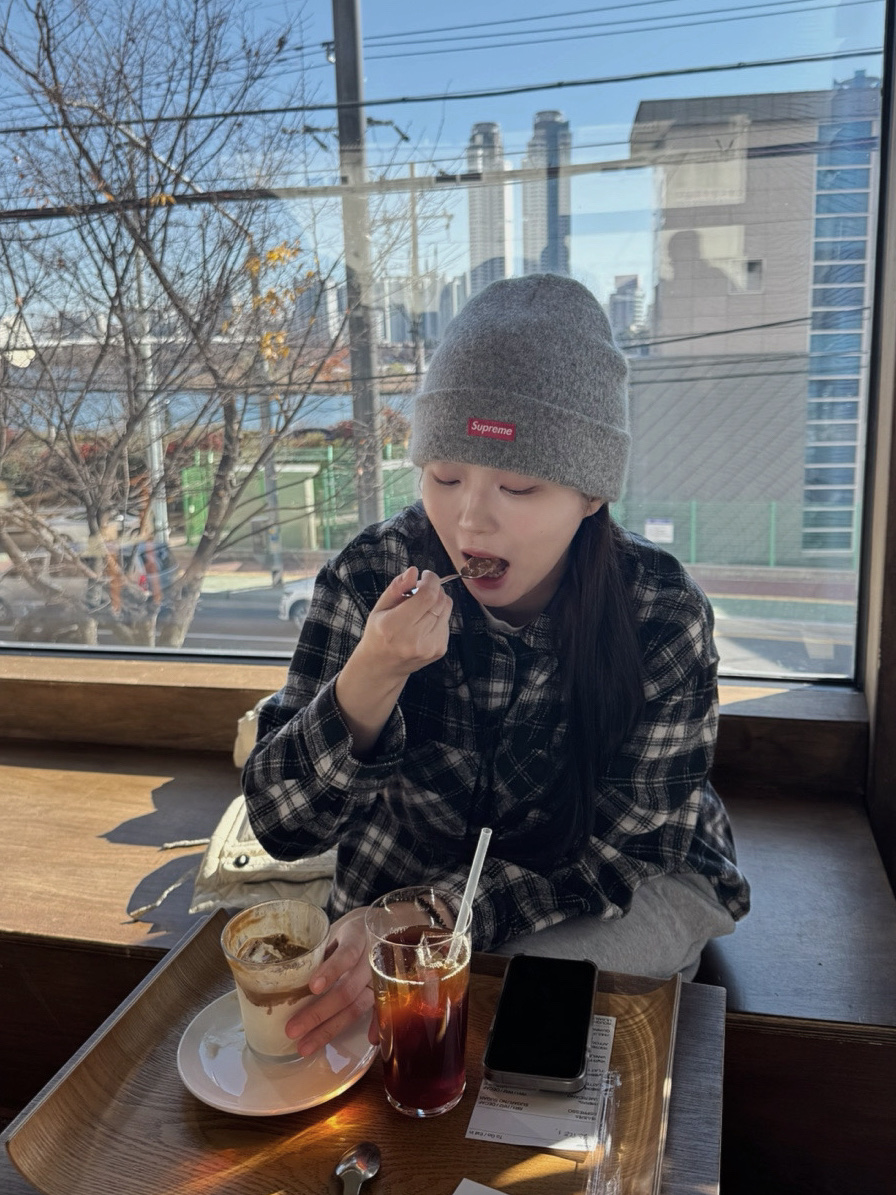 Supreme Mohair Beanie Heather Grey - 24FW, Clarks Wallabee Maple Suede 착용 스타일 - 1