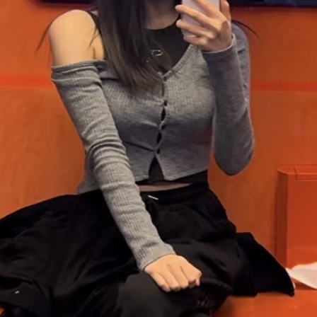 (W) Threetimes Jewel Tank Top Cropped Length Black, (W) Threetimes One-Shoulder Button Melange T-Shirt Grey Melange 착용 스타일 - 2