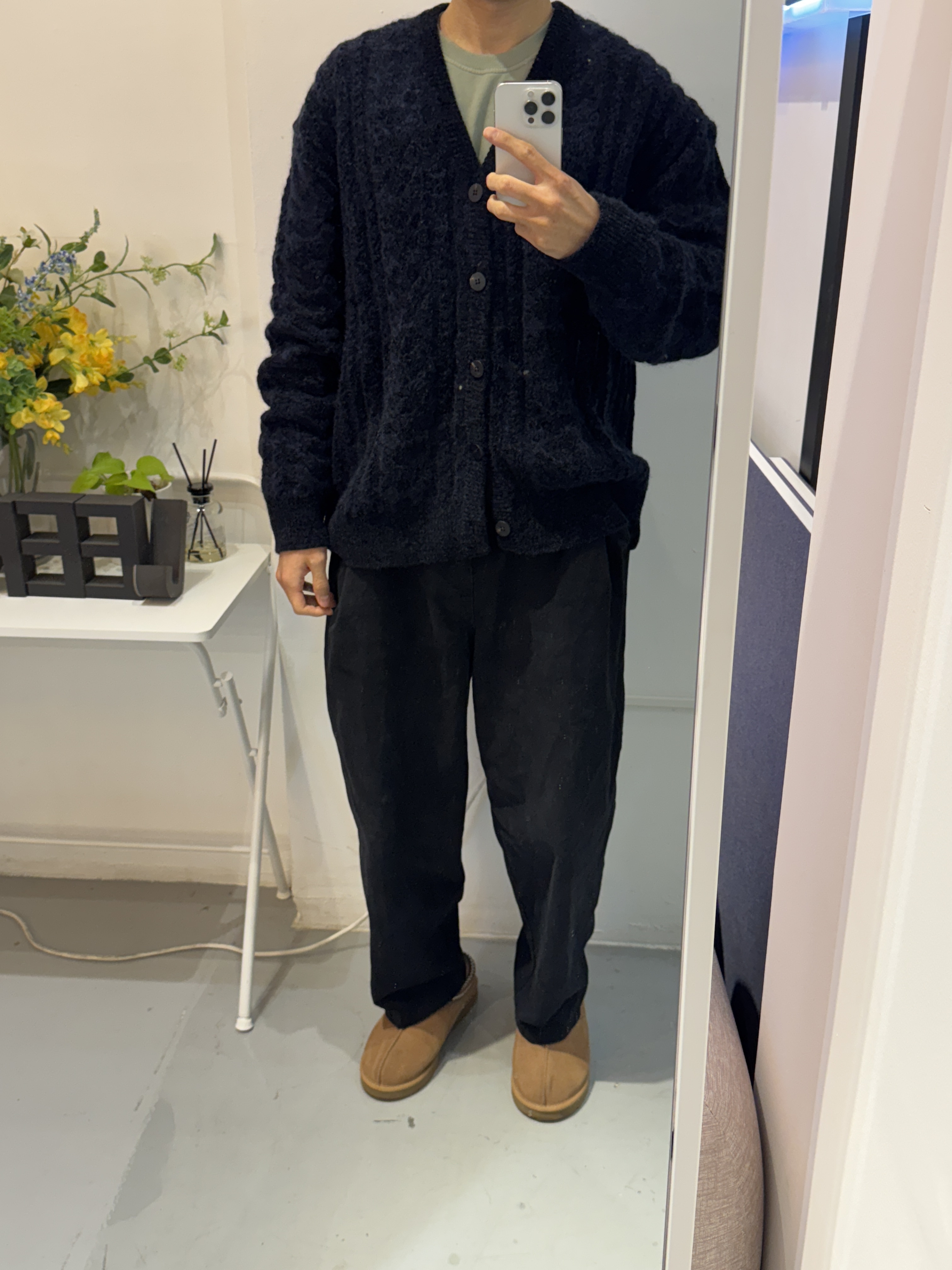 UGG Tasman Slipper Chestnut, Stone Island 63750 Heavy Cotton Fleece Crewneck Sweatshirt Sage Green - 23FW 착용 스타일 - 3