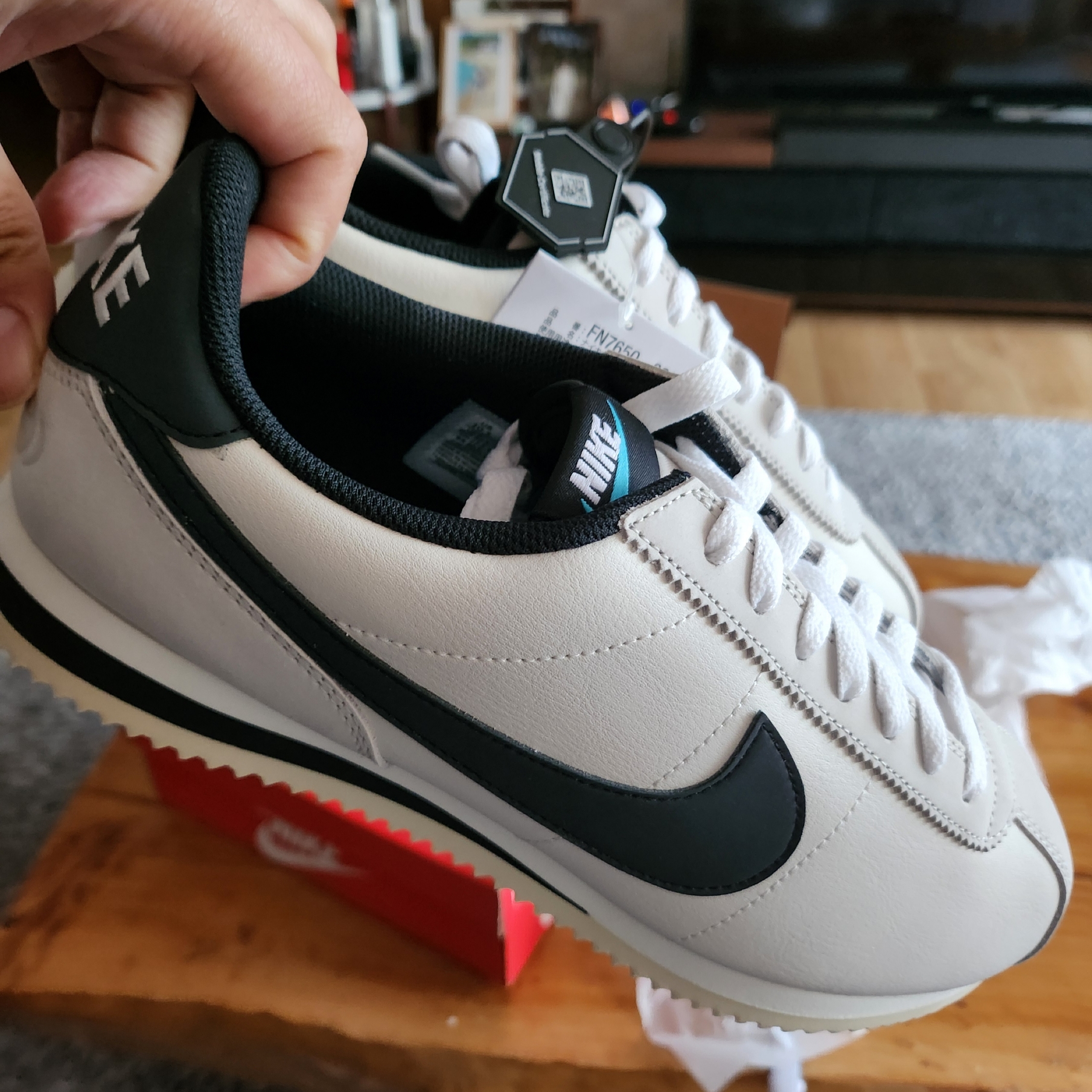 (W) Nike Cortez SE Supersonic Phantom Light Bone 착용 스타일 - 4