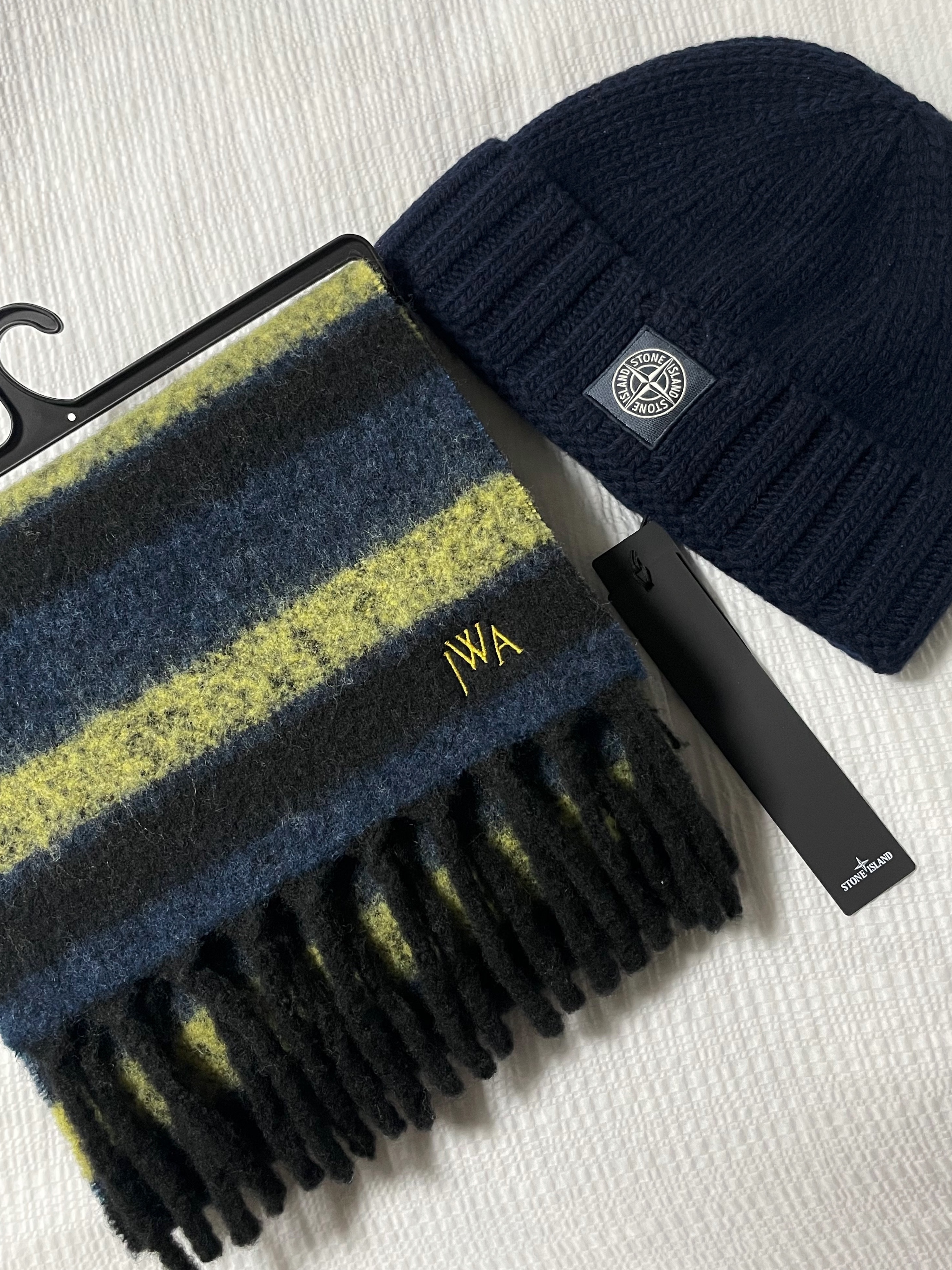 Uniqlo x JW Anderson Striped Chunky Scarf Blue, Stone Island N17D6 RWS Geelong Wool Beanie with Logo Patch Navy Blue - 24FW 착용 스타일