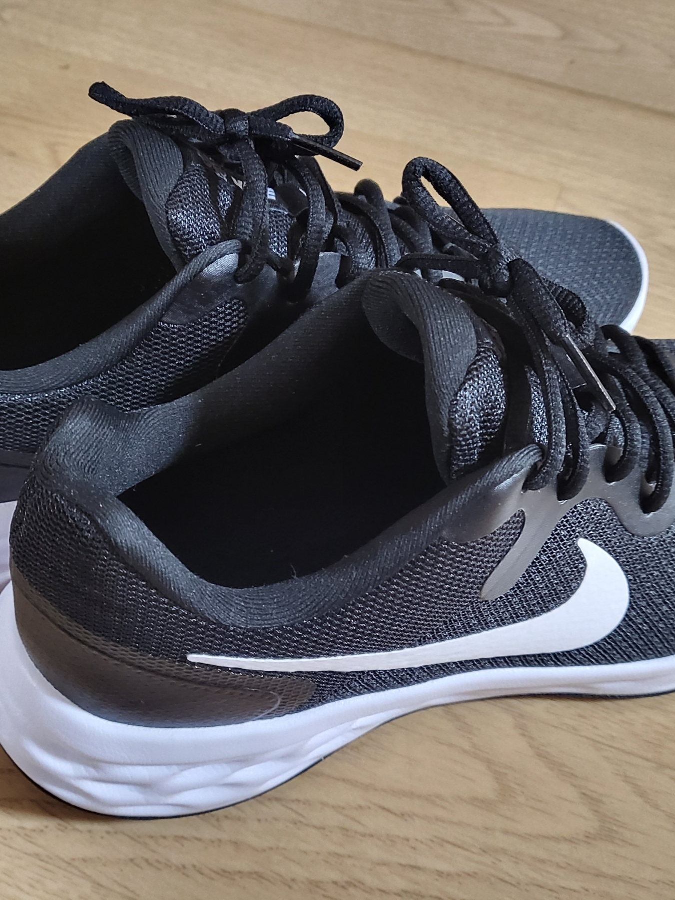 Nike Revolution 6 Next Nature Black Iron Grey White 착용 스타일 - 4