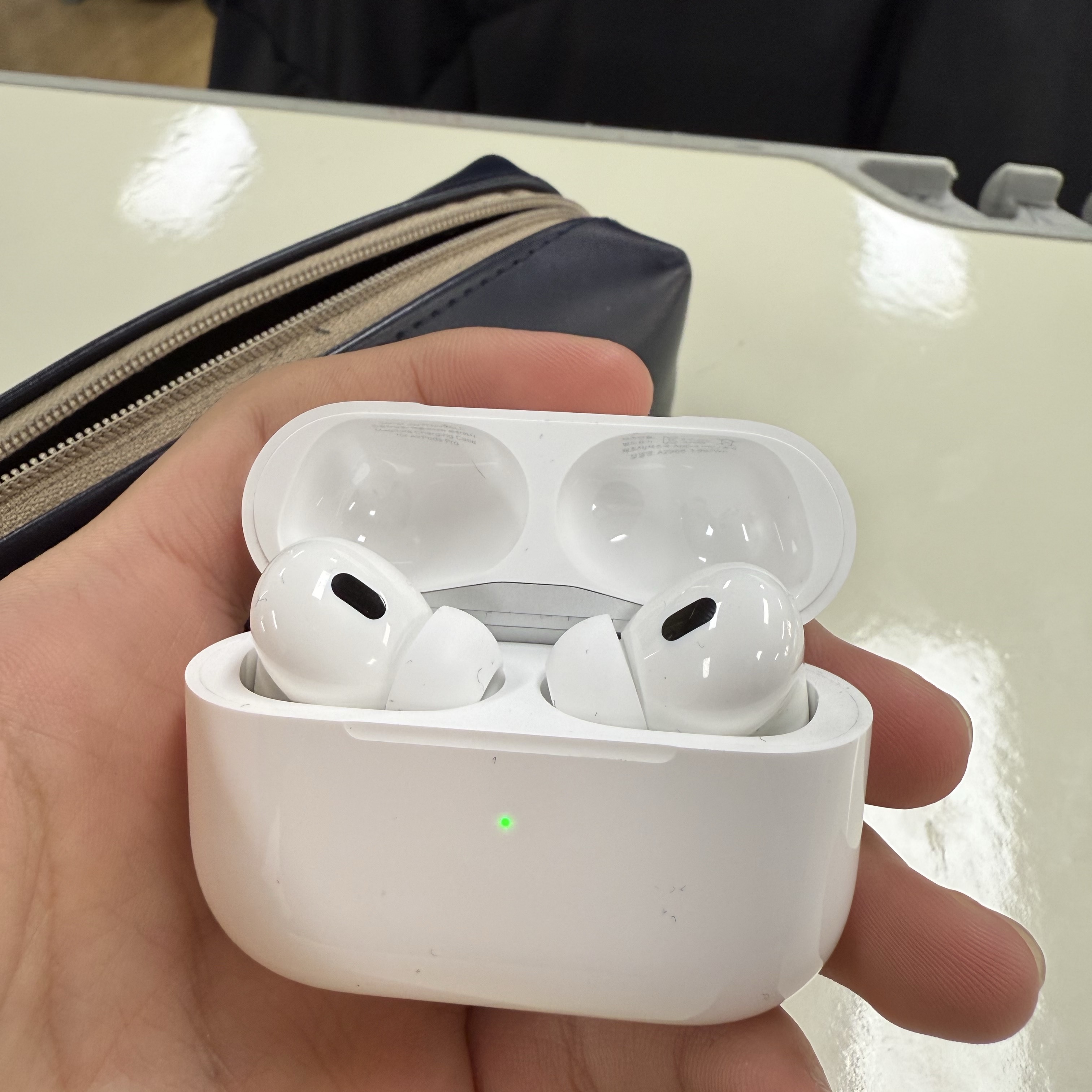 Apple Airpods Pro 2nd Gen with MagSafe Charging Case USB C (Korean Ver.) 착용 스타일