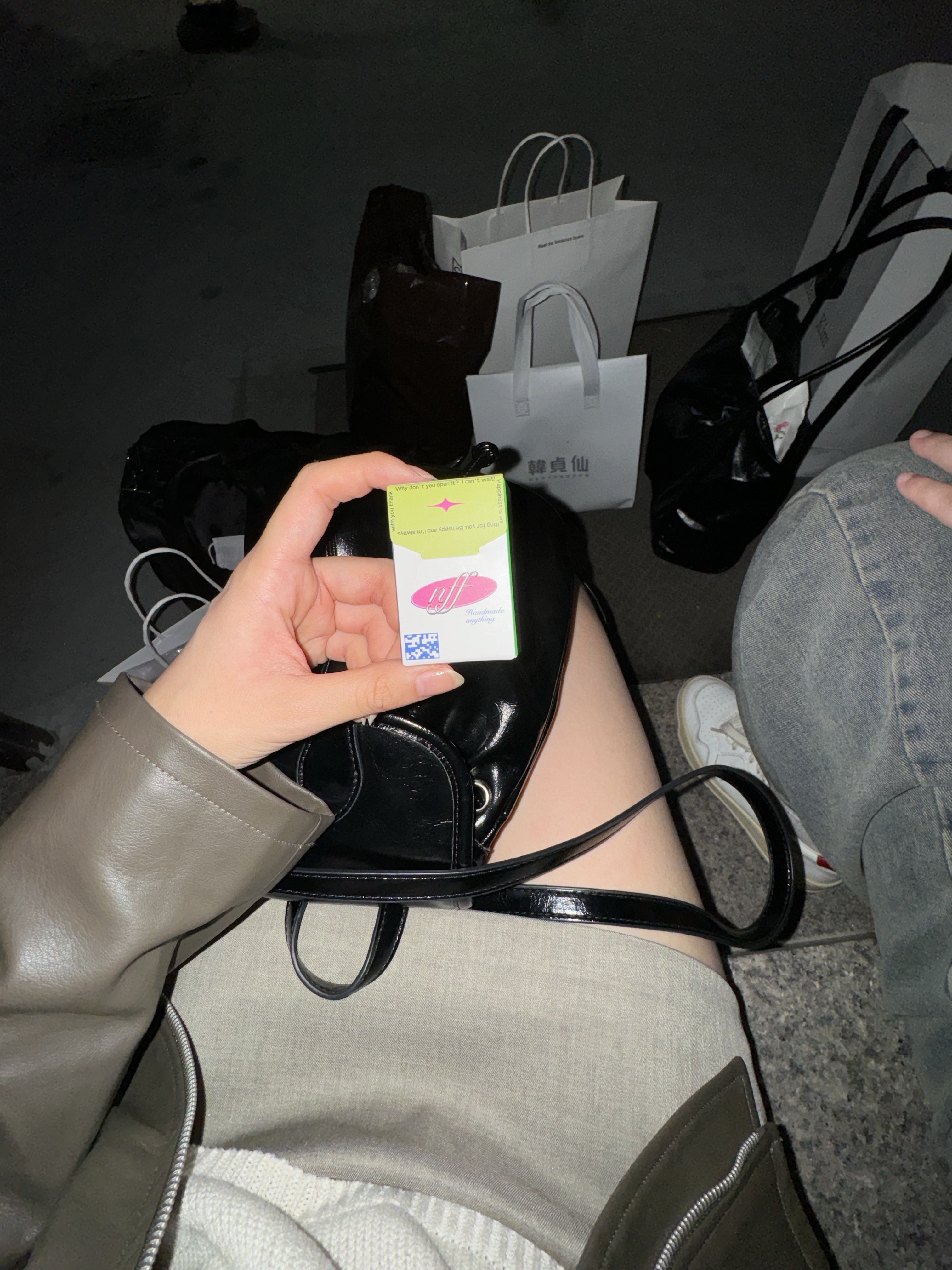 Nff Holy Dots Ring White, Matin Kim Vintage Card Wallet Black 착용 스타일 - 1