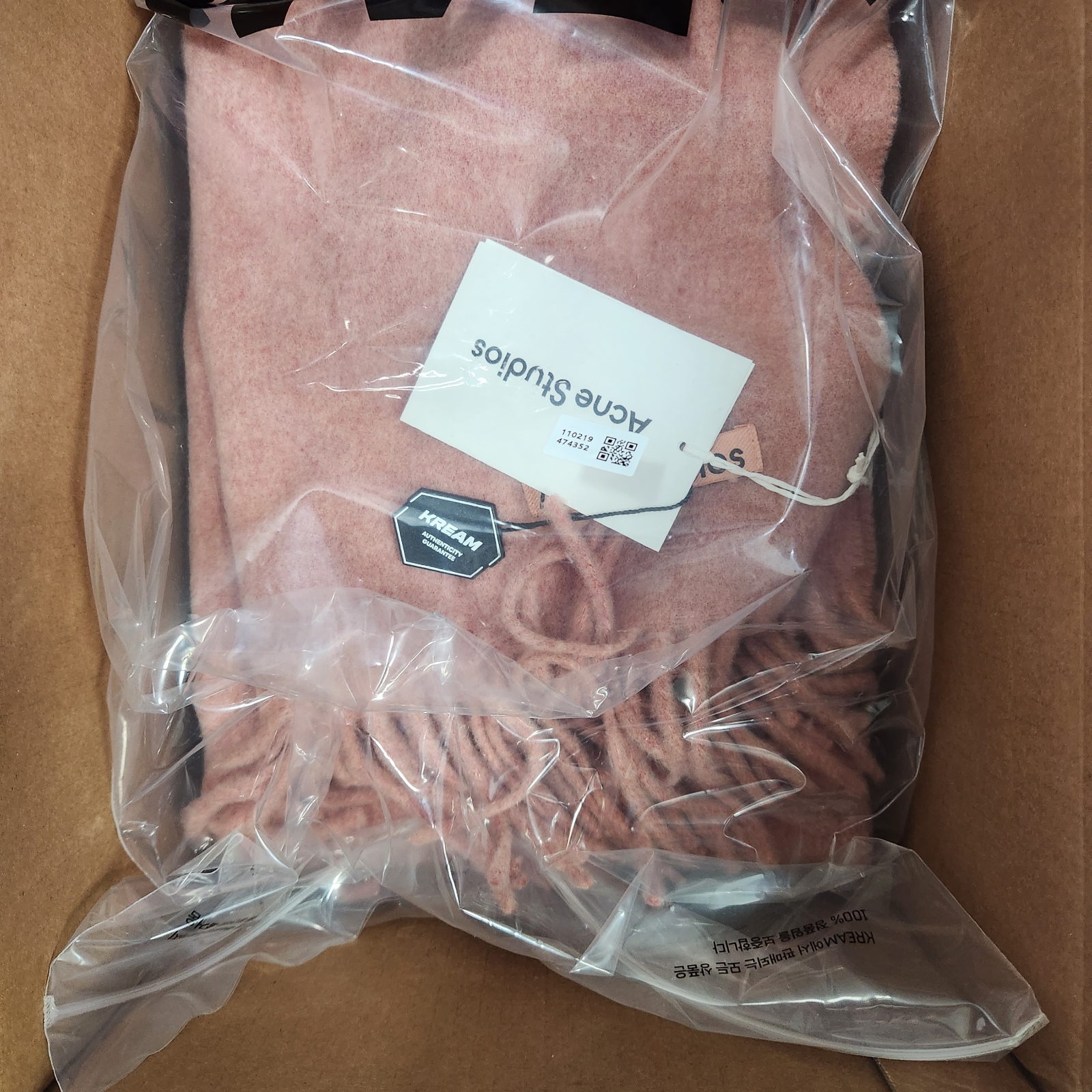 Acne Studios Narrow Wool Fringe Muffler Rose Melange 착용 스타일 - 1