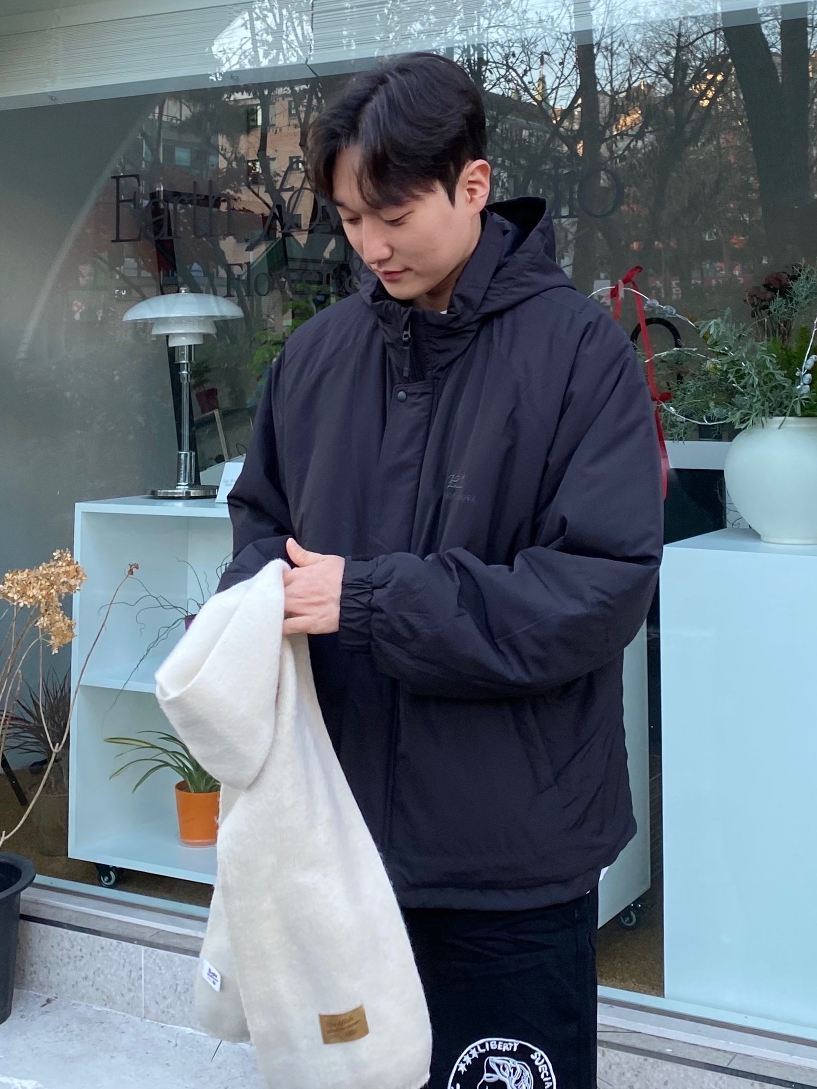 UGG Classic Mini Boots Chestnut, STU X HANK Embroidery Denim Pants Black 착용 스타일 - 6