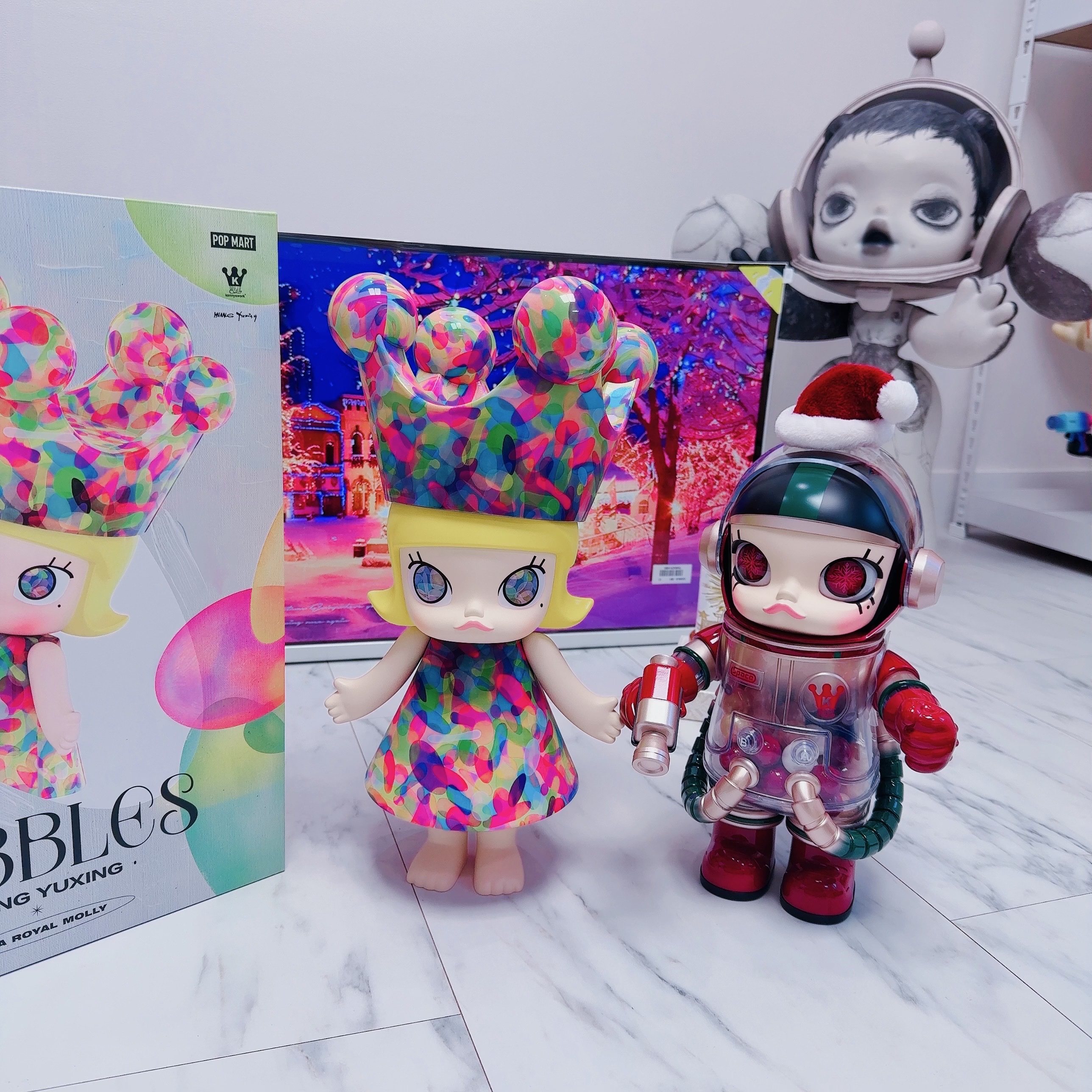 Pop Mart Mega Royal Molly x Huang Yuxing Bubbles 400%, Pop Mart Mega Space Molly Christmas 2024 400% 착용 스타일
