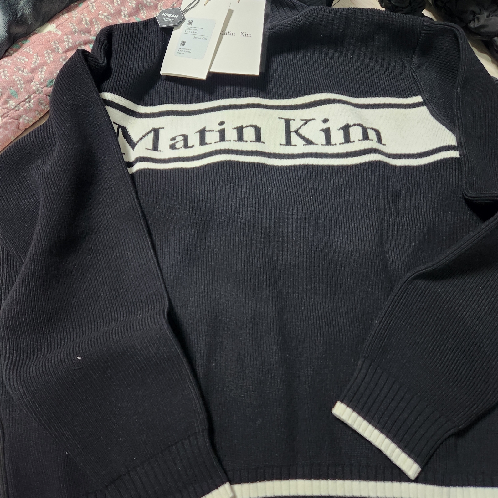 Matin Kim Spell Point Stripe Knit Cardigan Black 착용 스타일 - 2