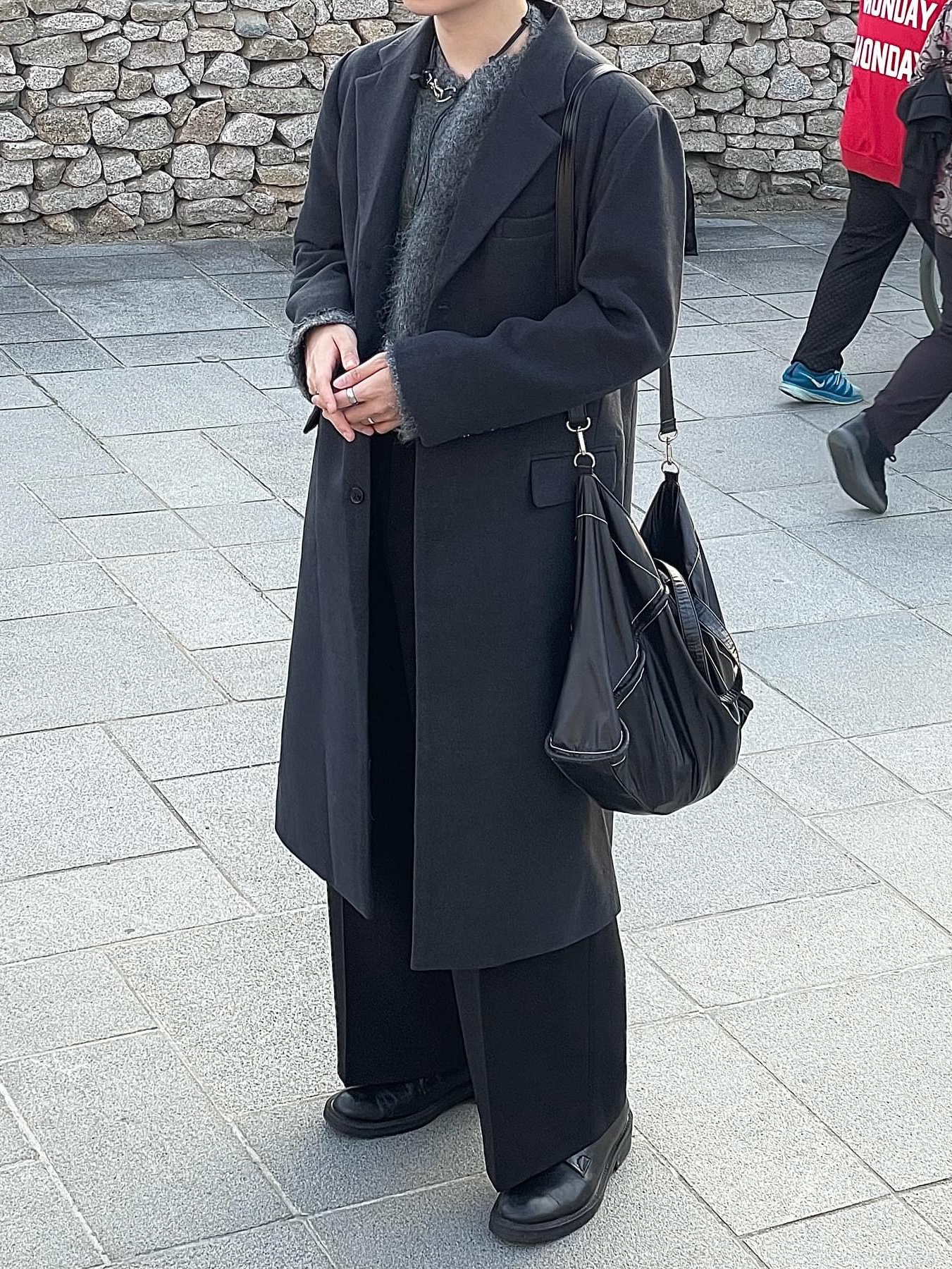 Our Legacy Ladon Leather Keychain Black, Matin Kim Big Coating Tote Bag Black 착용 스타일 - 9