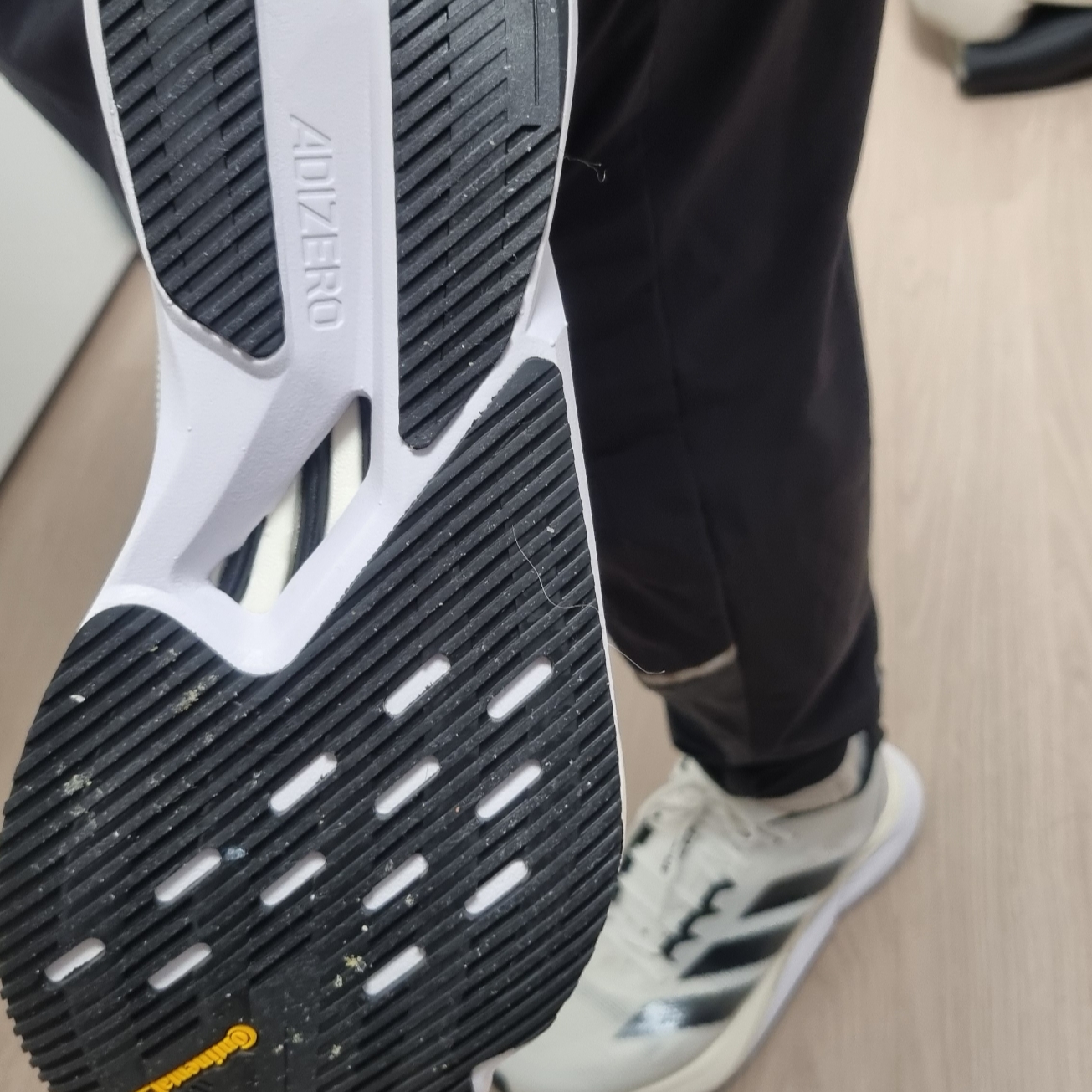 Adidas Adizero Boston 12 Cloud White Core Black Night Metallic 착용 스타일 - 4