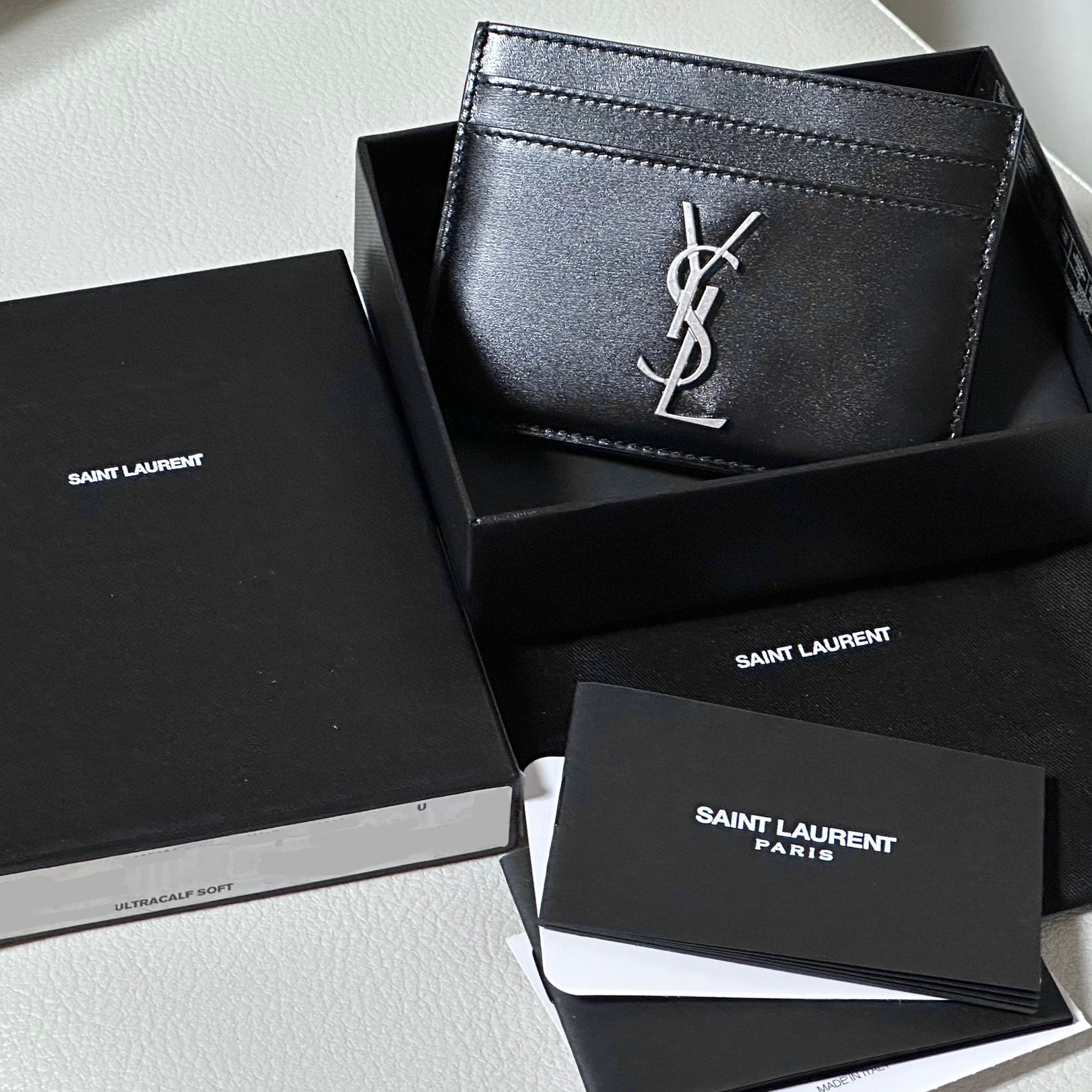 Saint Laurent Monogram Card Case in Smooth Leather Black 착용 스타일