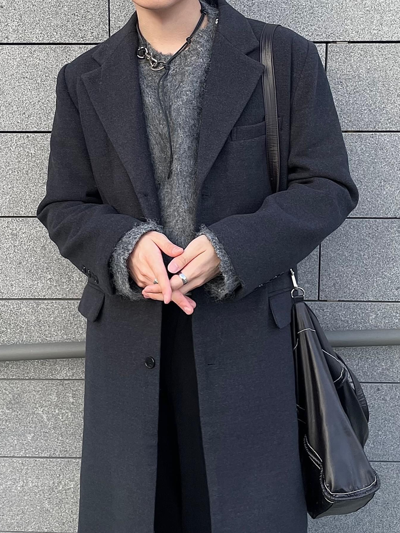 Our Legacy Ladon Leather Keychain Black, Matin Kim Big Coating Tote Bag Black 착용 스타일 - 10