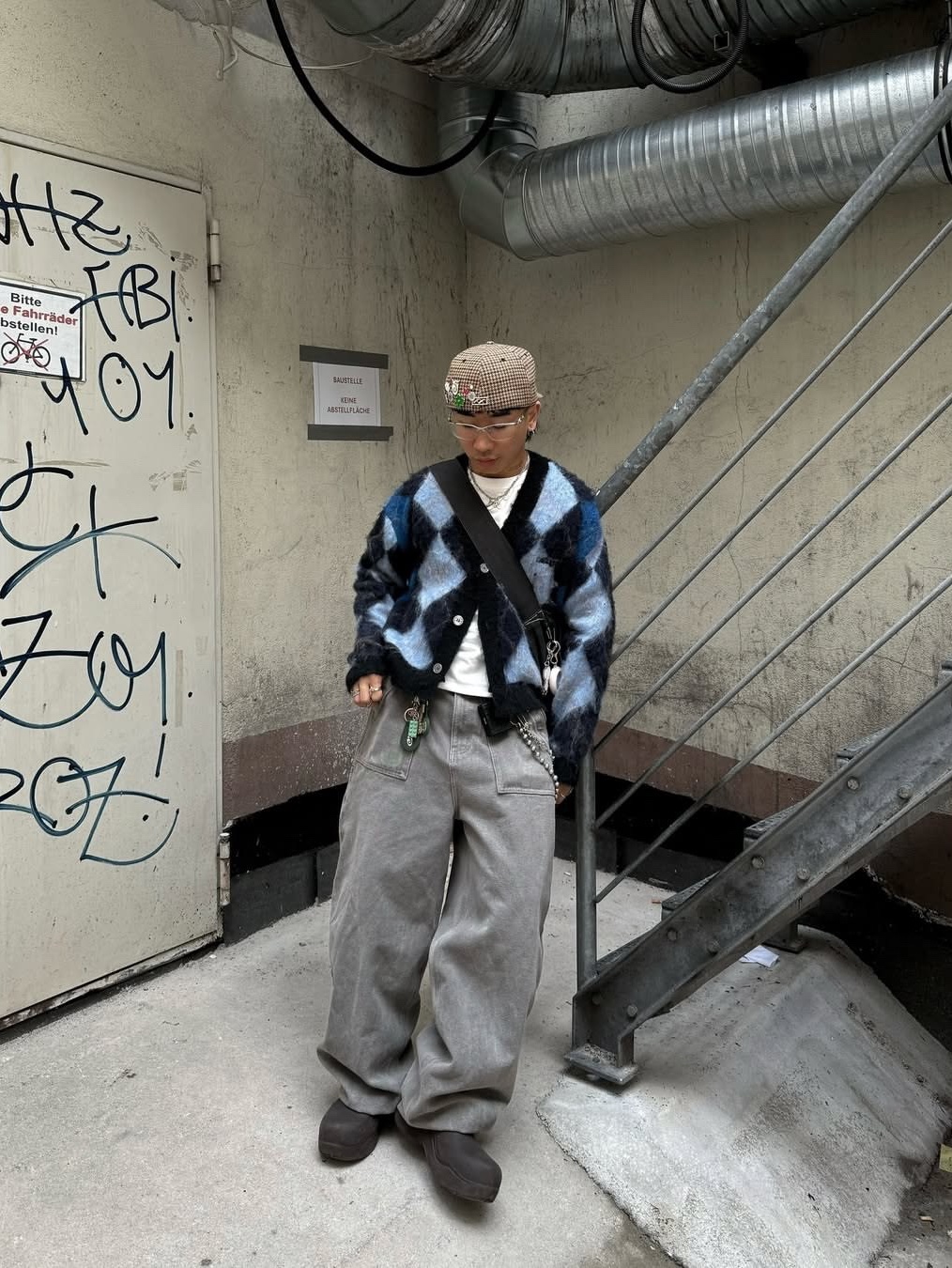 Palace Chill Cardigan Snow Leopard - 23FW, Supreme Speckle Stripe Zip Up Cardigan Black - 24FW 착용 스타일 - 4