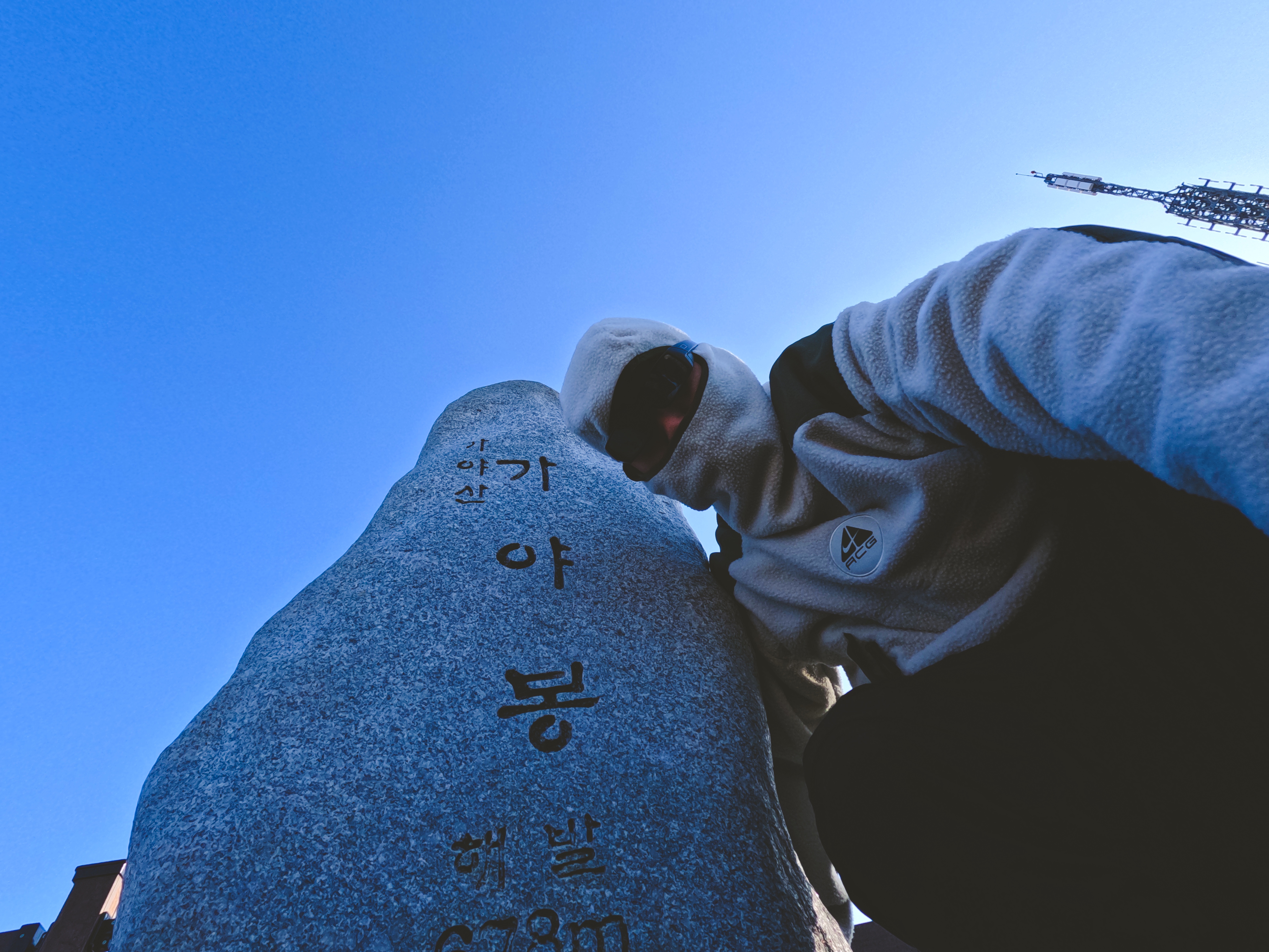 Nike ACG Balaclava Retro Fleece Pullover Light Bone Cargo Khaki - Asia, Nike ACG Gore-Tex Misery Ridge Jacket Hyper Royal - US/EU 착용 스타일 - 1