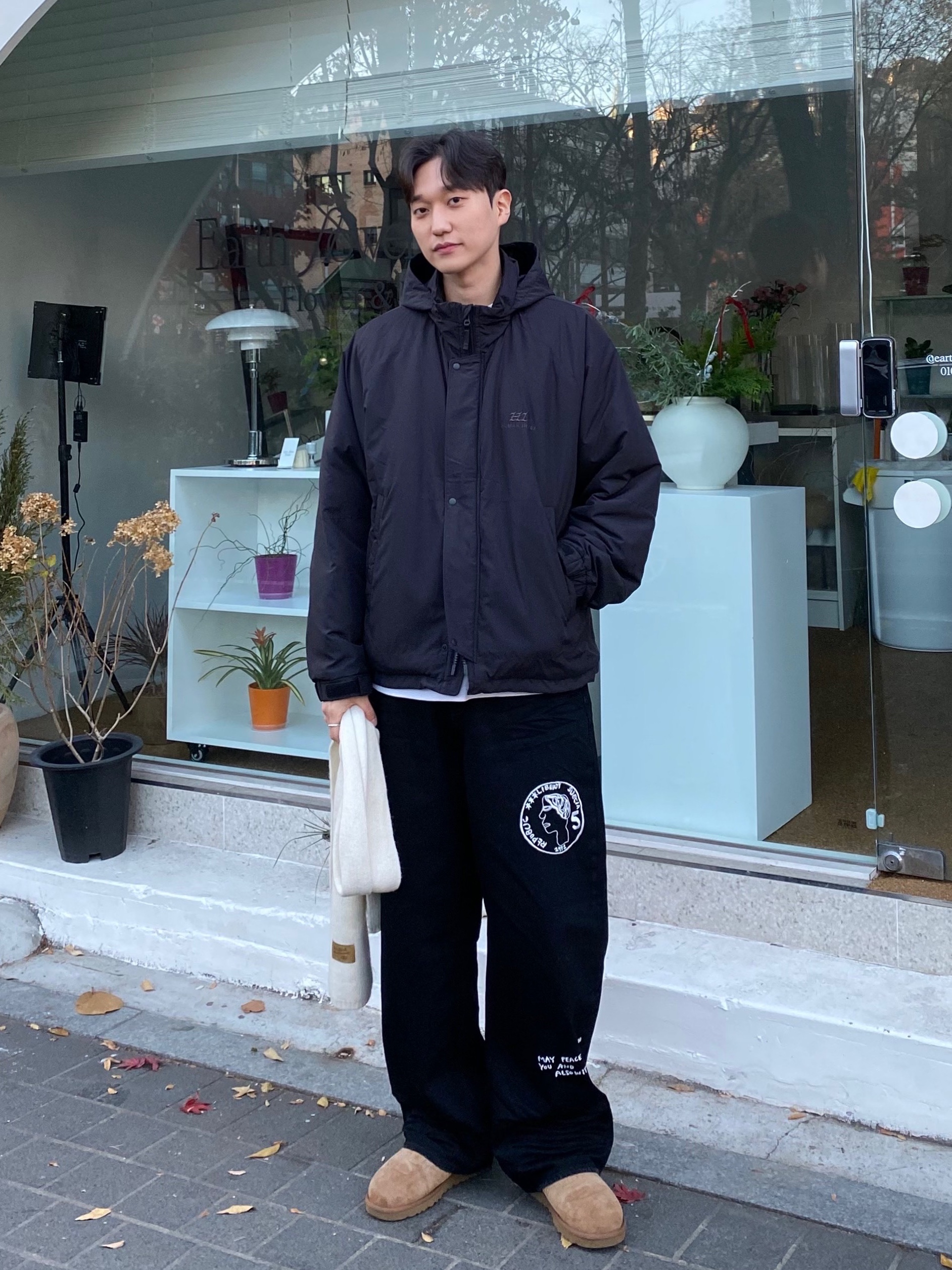 UGG Classic Mini Boots Chestnut, STU X HANK Embroidery Denim Pants Black 착용 스타일 - 1