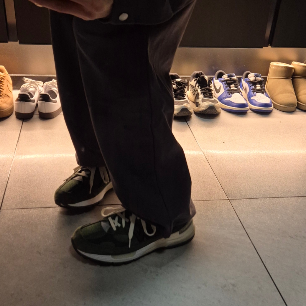 New Balance x JJJJound 992 Made in USA Mossy Green 착용 스타일 - 4